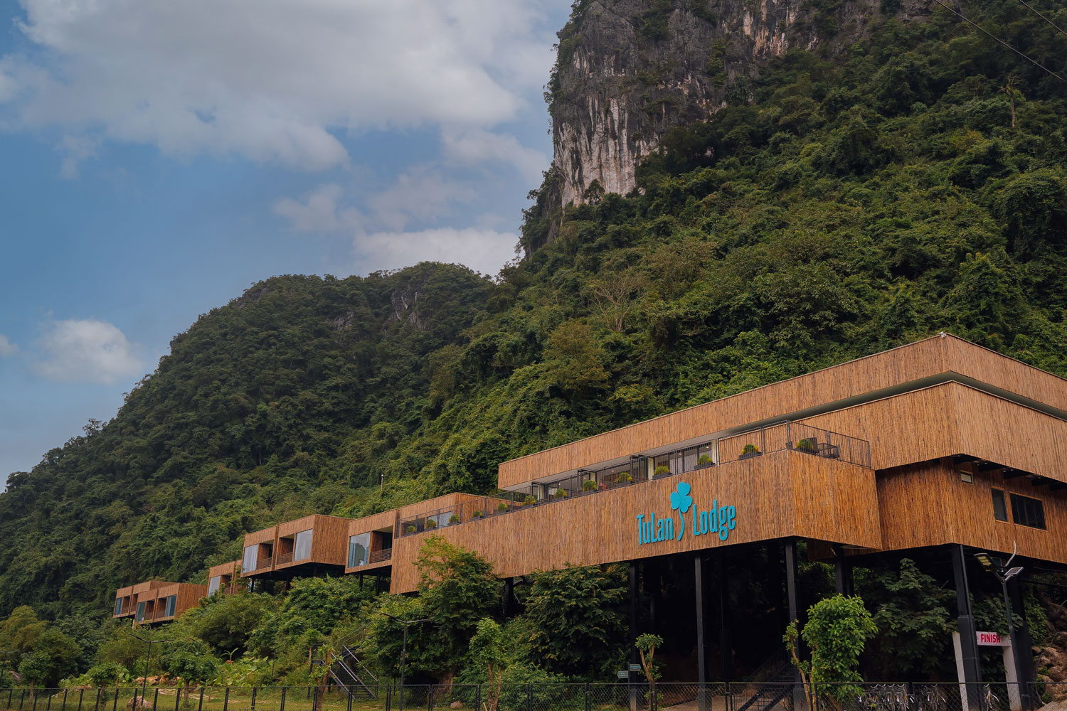 Tú Làn Lodge, khu lưu trú sang trọng, hiện đại và hài hòa với thiên nhiên Tân Hoá sẽ là điểm đến lý tưởng cho kỳ nghỉ của gia đình.