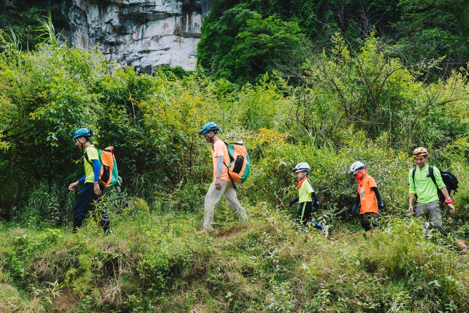 Các dạng địa hình trekking phong phú ở Tú Làn sẽ cho trẻ vận động liên tục, giúp rèn luyện và tăng cường thể chất.