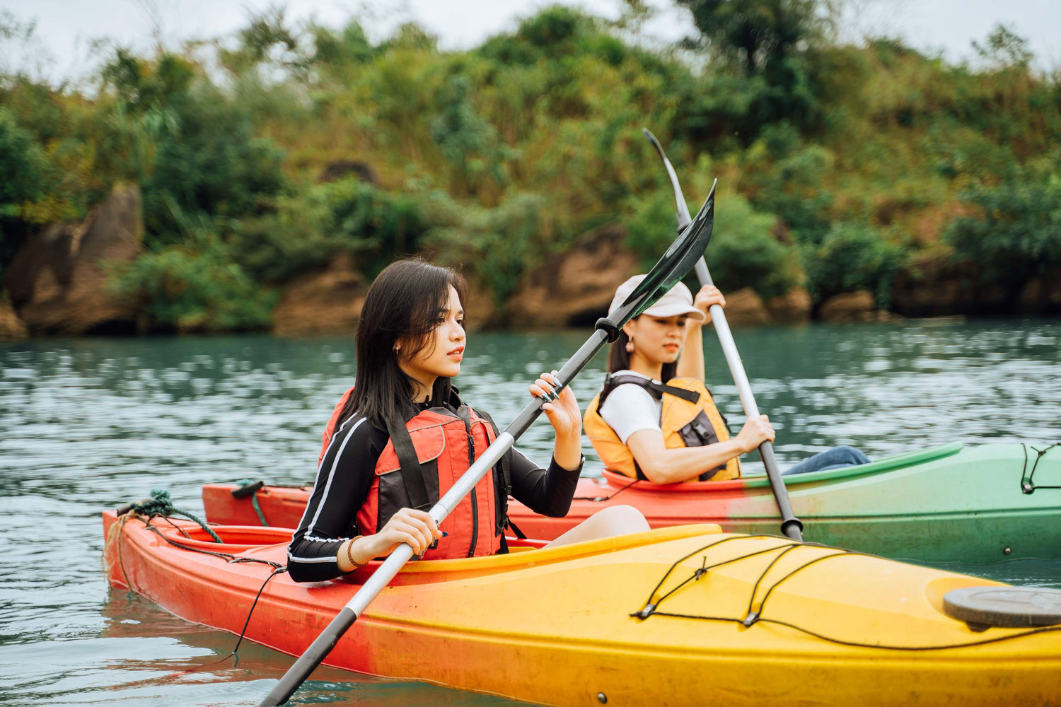 Chèo kayak hay thử nghiệm những hoạt động dưới nước tại khu Riverside của Chày Lập Farmstay.