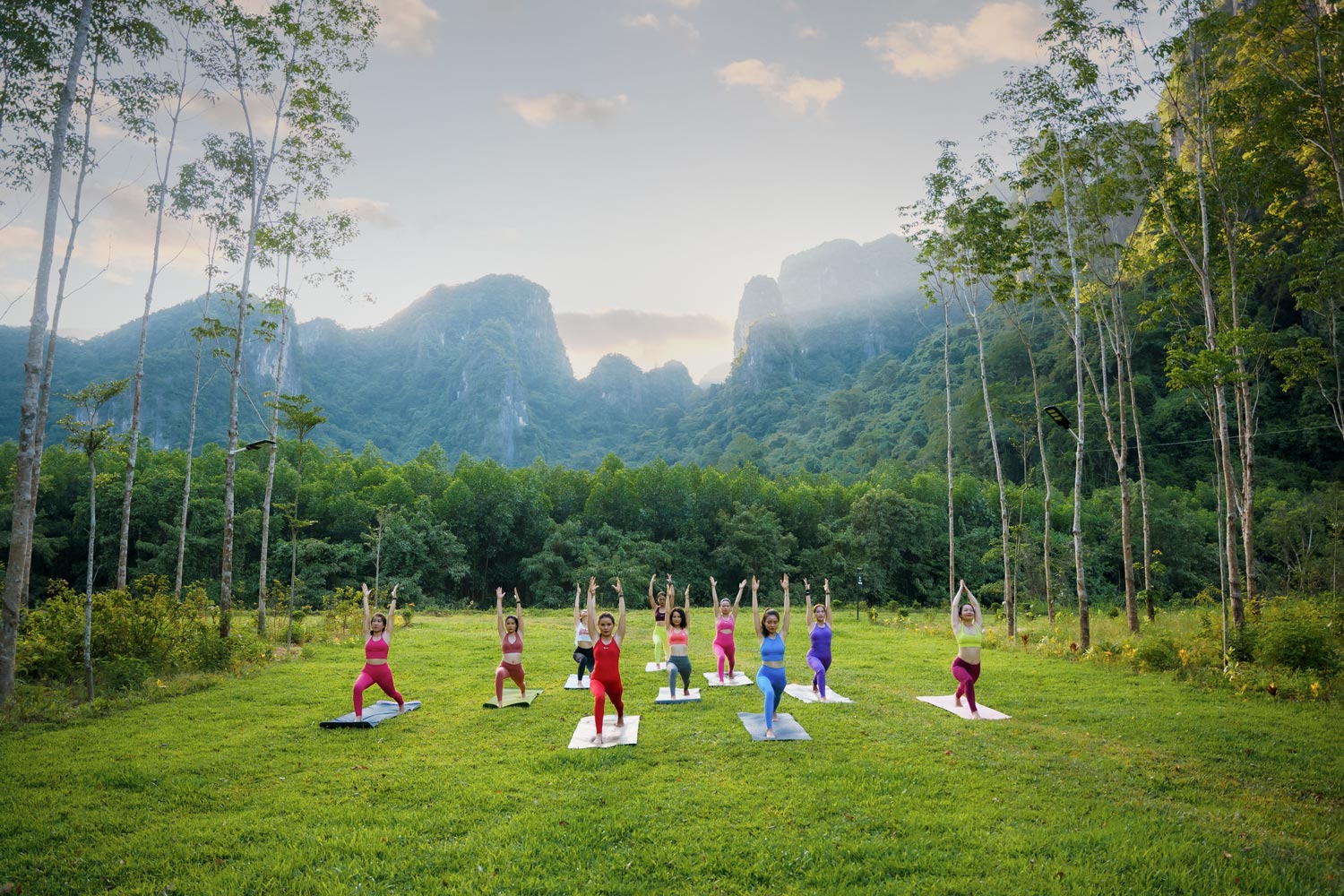 Tập yoga giữa núi rừng - một trong những hoạt động du lịch wellness tại Blue Diamond Camp (Quảng Bình).