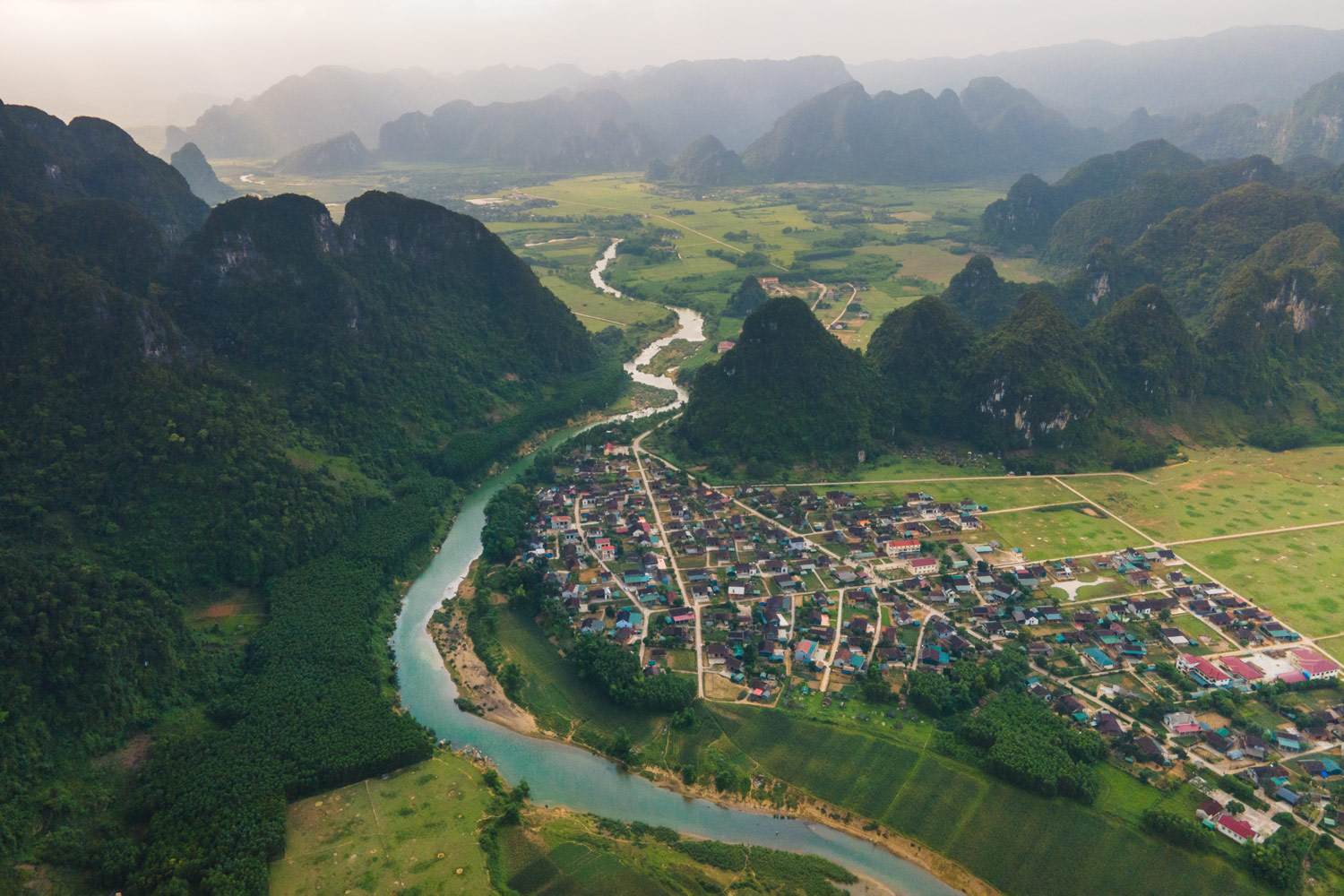 Toàn cảnh làng Tân Hóa từ trên cao, với dòng sông Rào Nan uốn lượn.