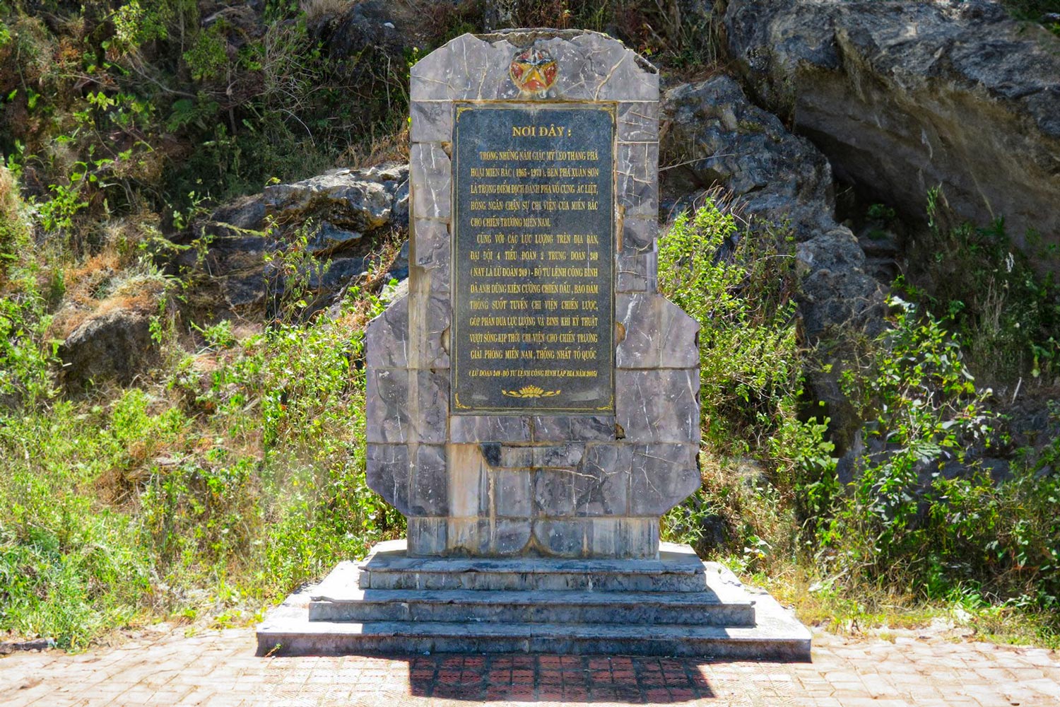 Bia tưởng niệm tại bến phà Xuân Sơn ghi nhớ các chiến tích lịch sử.