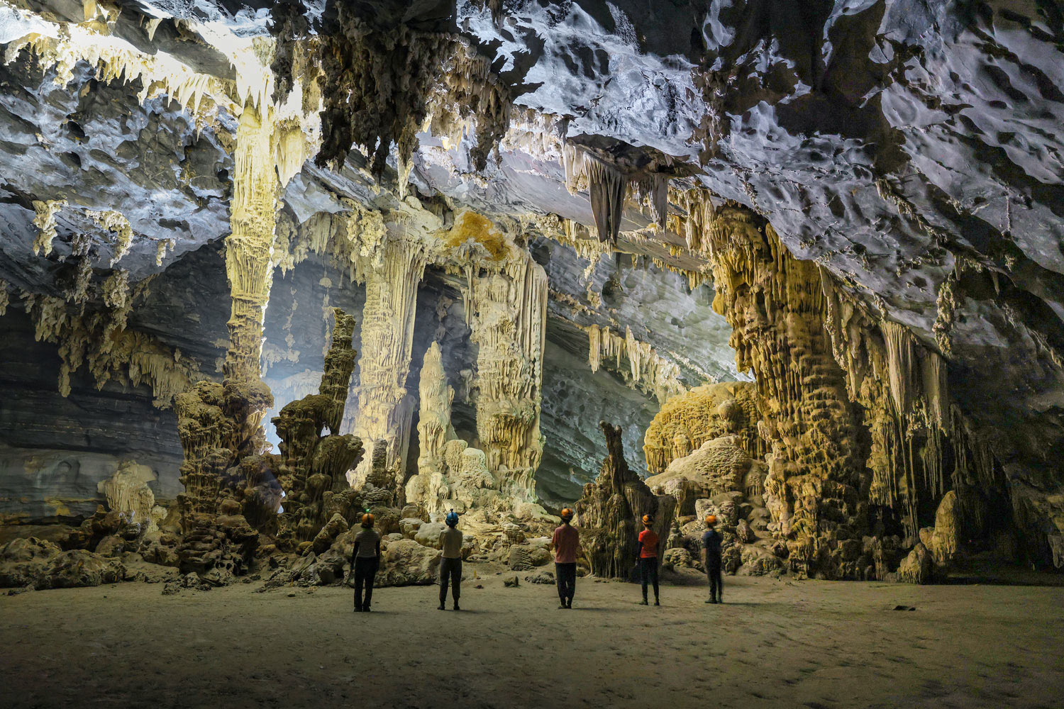 Tham quan Hang Tú Làn, một trong những hang động lớn nhất hệ thống hang Tú Làn.