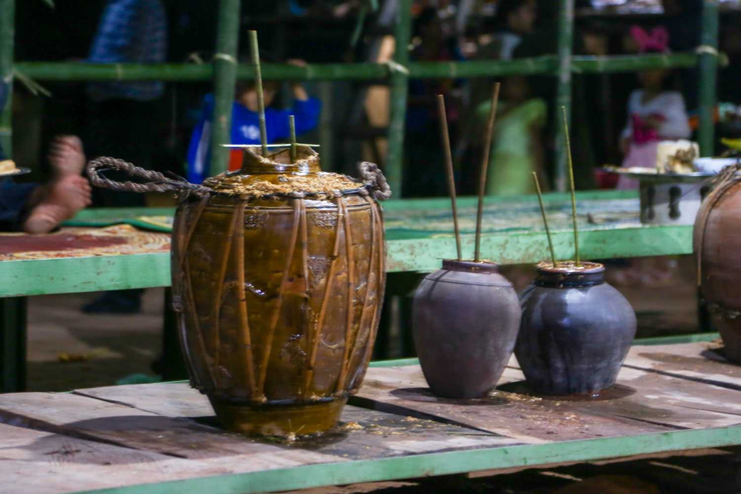 Rượu cần Ma Coong được ủ men trong ché ghè, uống qua các “cần”- ống hút làm bằng tre.