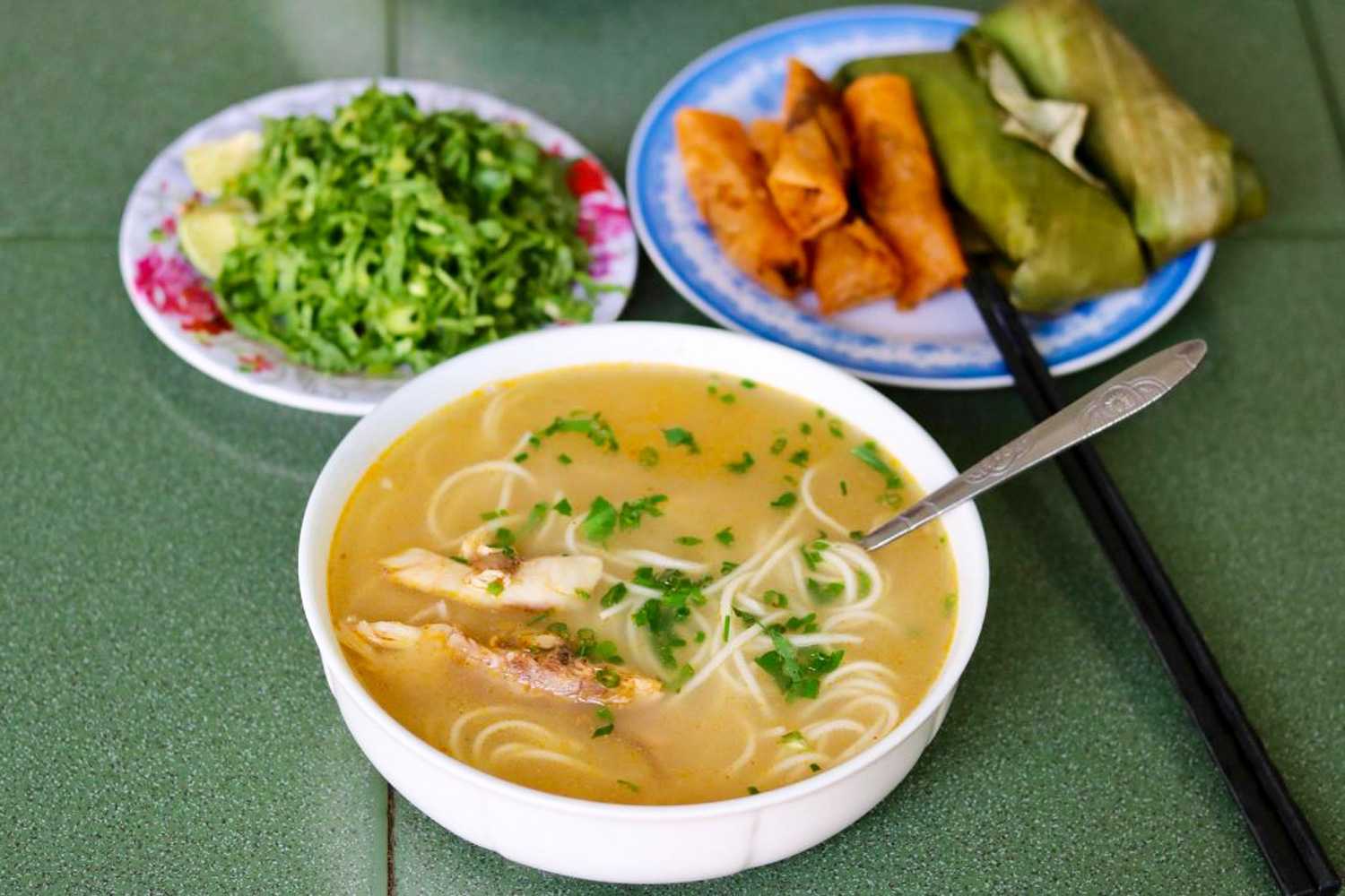 Cháo canh cá lóc hoặc cá trắm là một món ăn đặc sản không thể thiếu của Quảng Bình.
