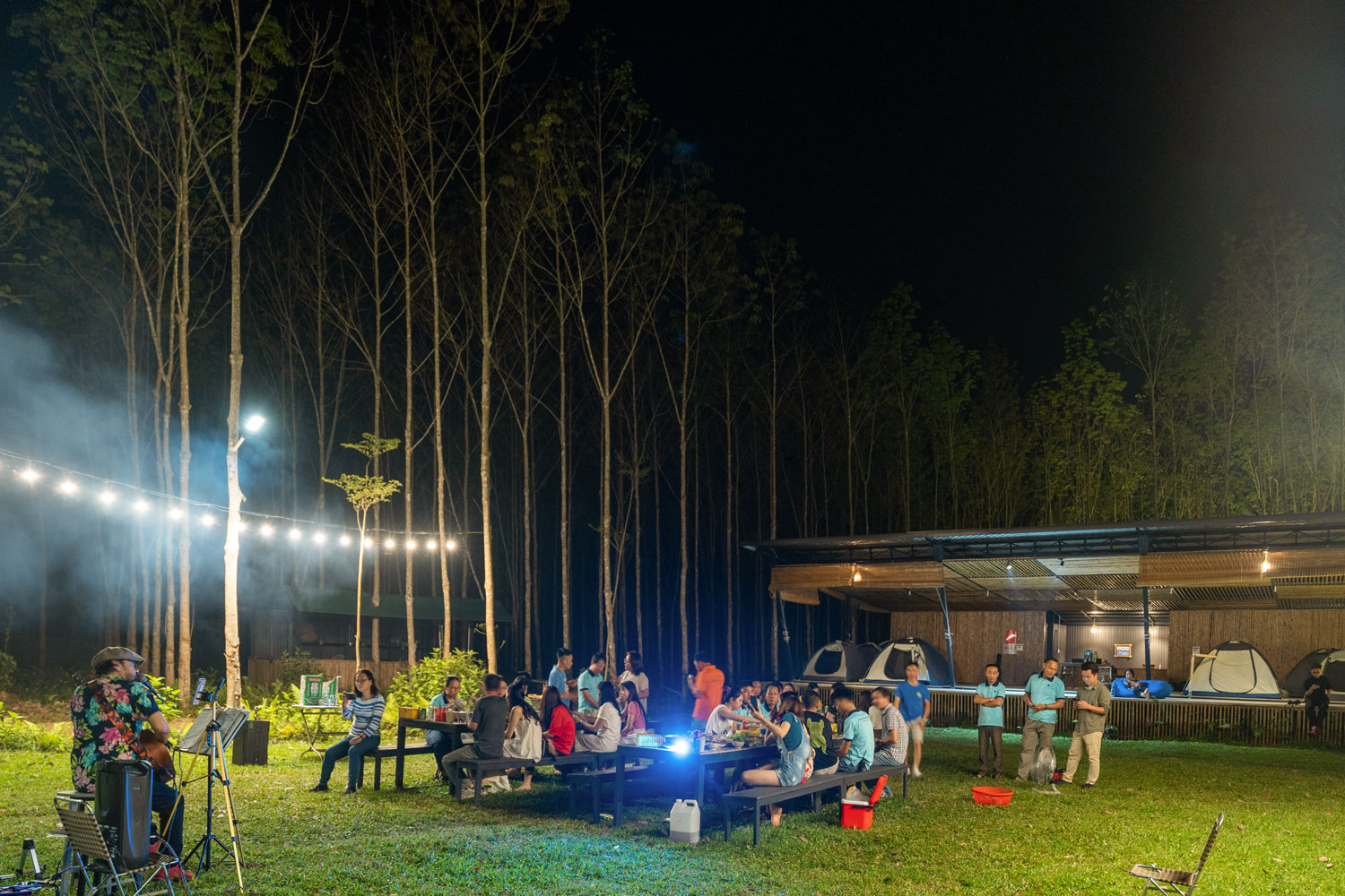 Bữa tiệc BBQ ngoài trời đầm ấm tại Blue Diamond Camp.