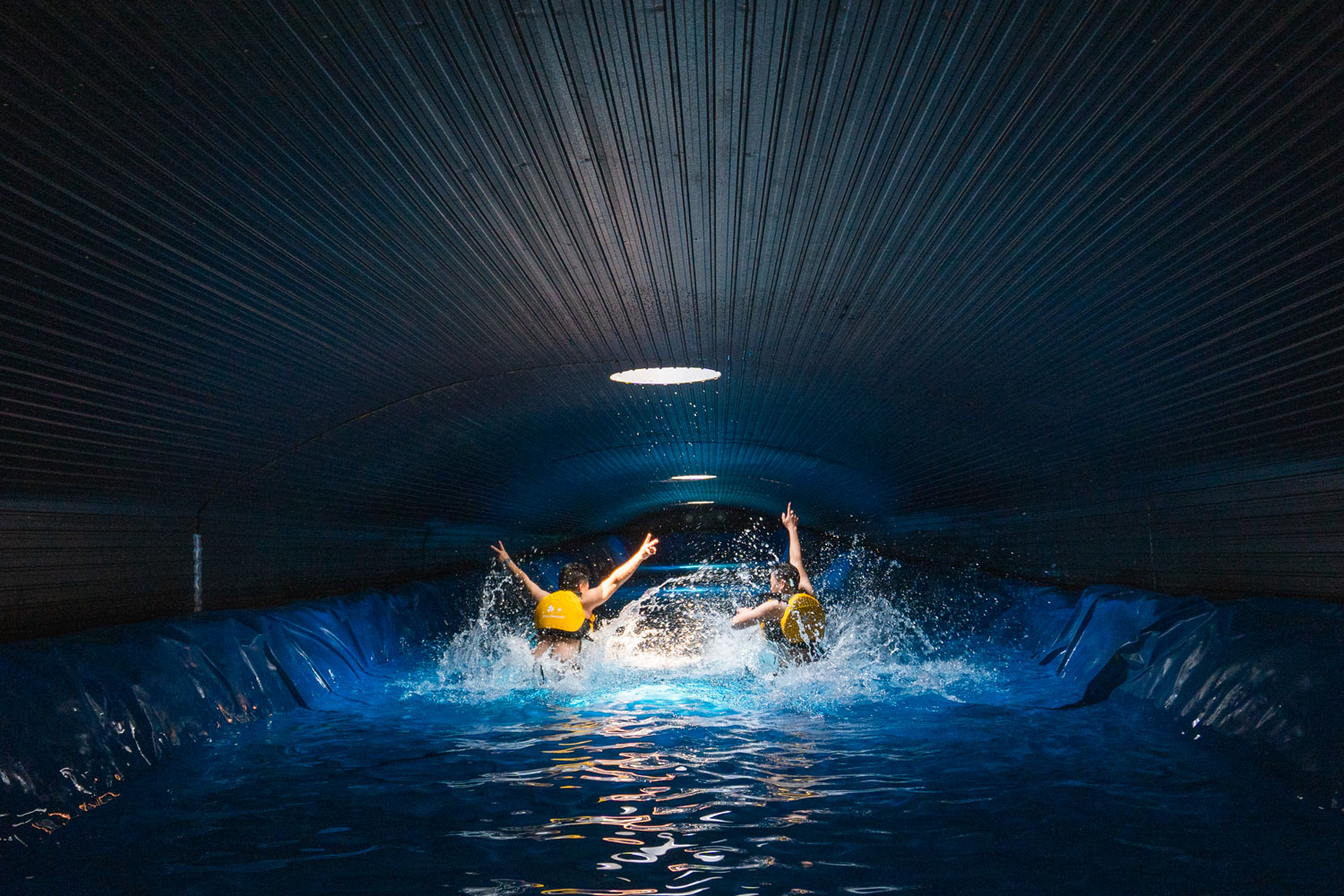 Hồ bơi ngầm, mô phỏng suối ngầm tại các hang động ở Quảng Bình cũng là những hoạt động không thể bỏ qua tại Blue Diamond Camp.