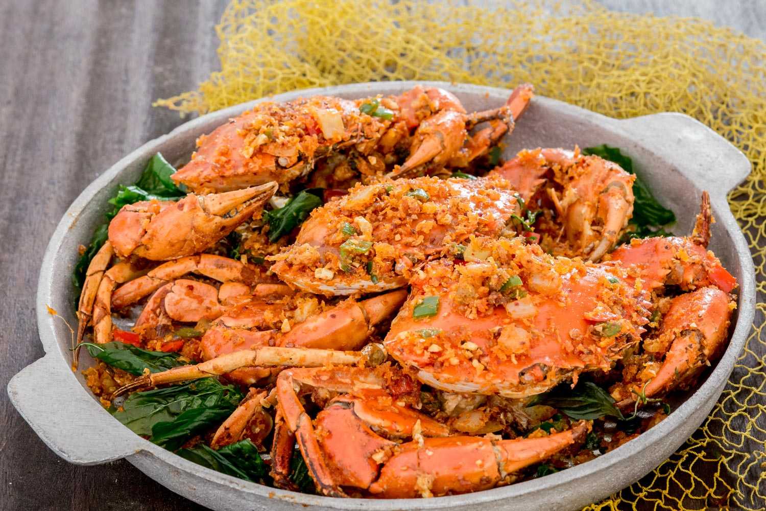Ghẹ Quảng Bình, nhiều thịt tươi và thơm được chế biến thành các món ăn hấp dẫn.