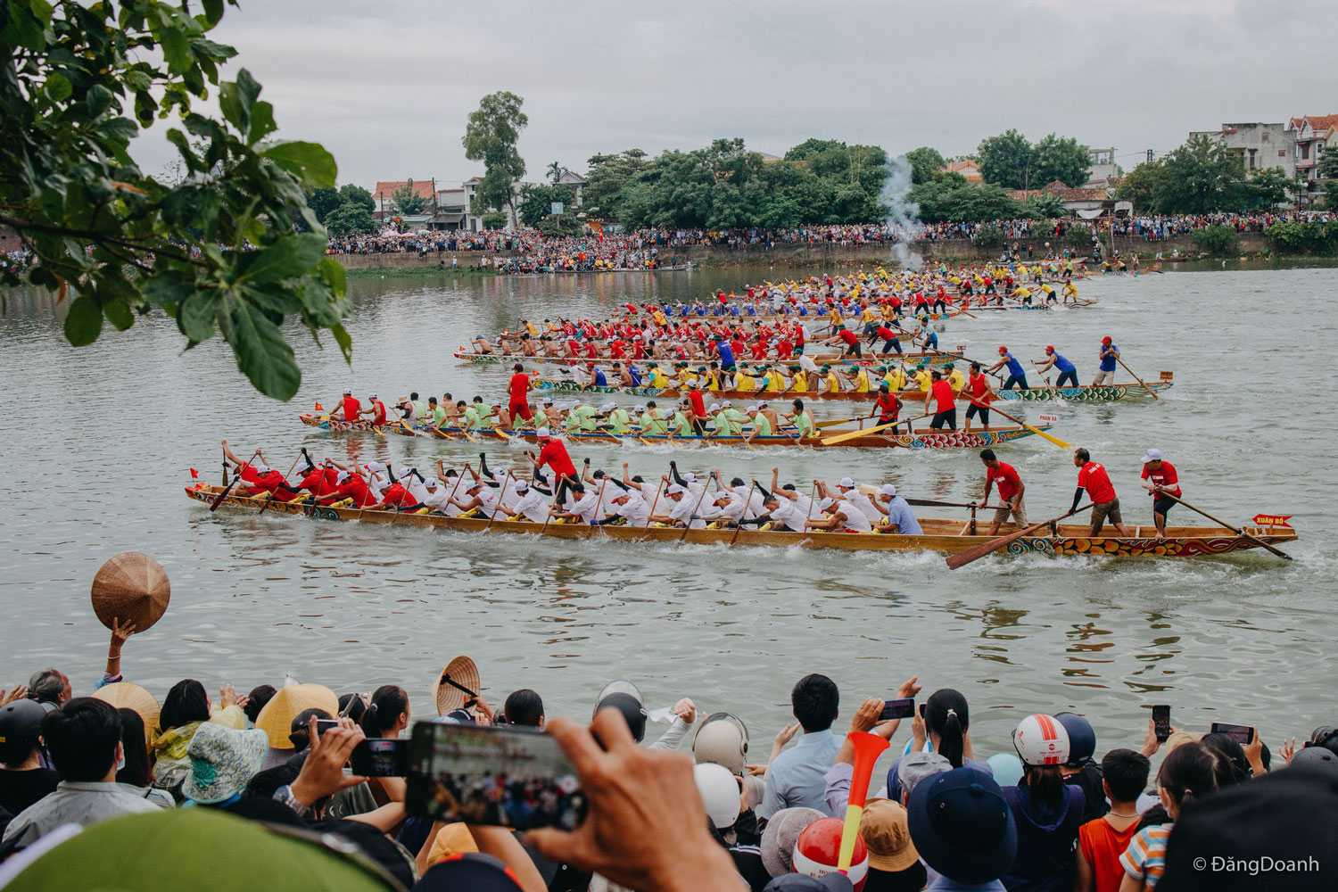 Lễ hội đua thuyền ở Huyện Lệ Thủy - Quảng Bình được tổ chức thường niên vào dịp lễ 2/9 được đông đảo bà con đến ủng hộ và cỗ vũ.