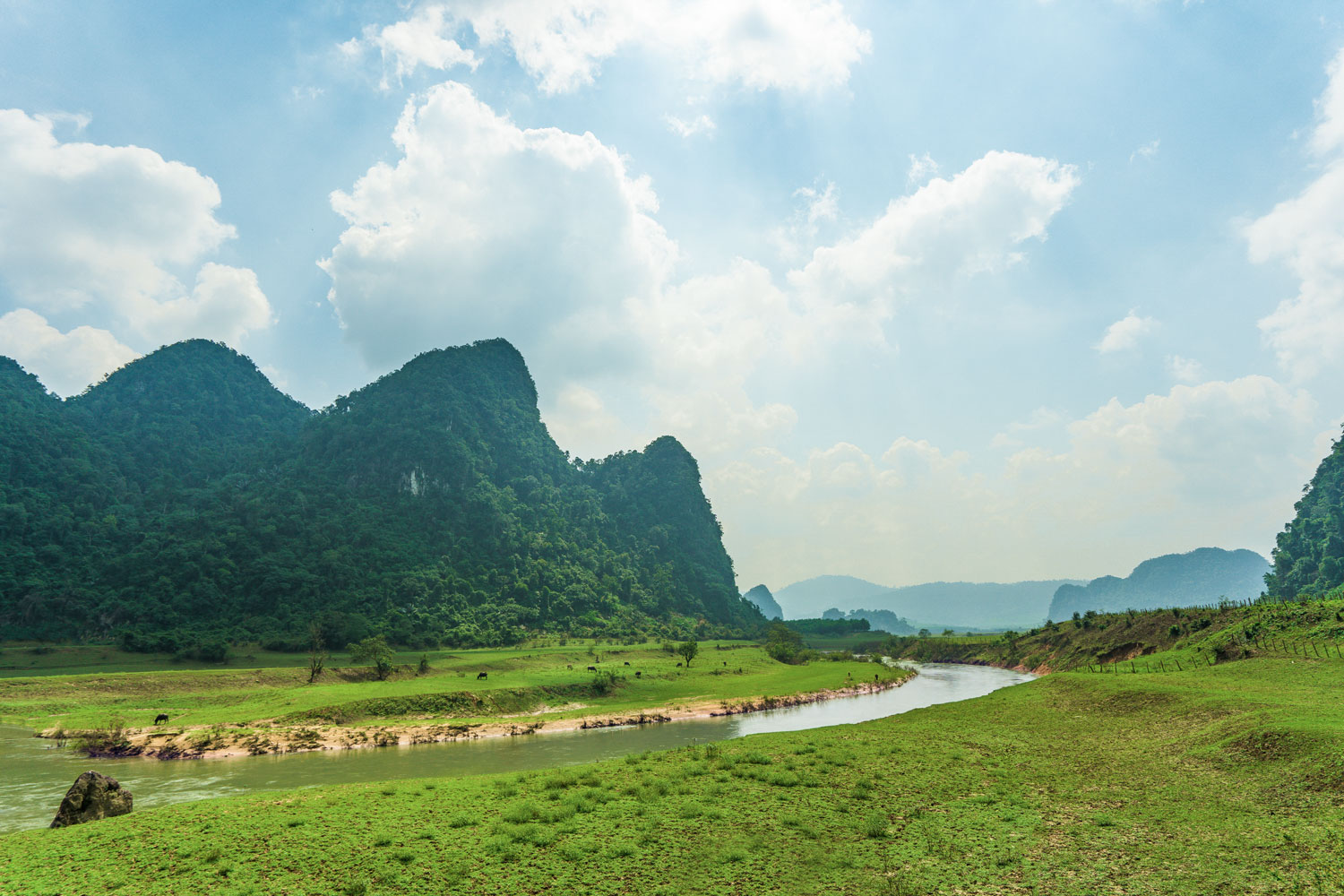 Dòng sông Rào Nan uốn lượn quanh làng Tân Hóa êm đềm trước mùa mưa lũ.