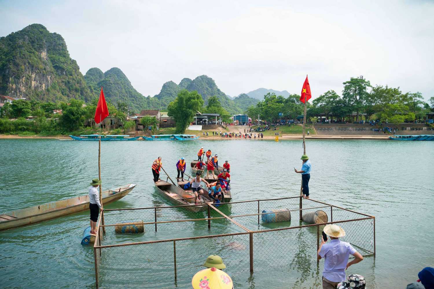 Lễ hội cá trắm sông Son được tổ chức vào dịp 30/4 - 1/5 hàng năm.