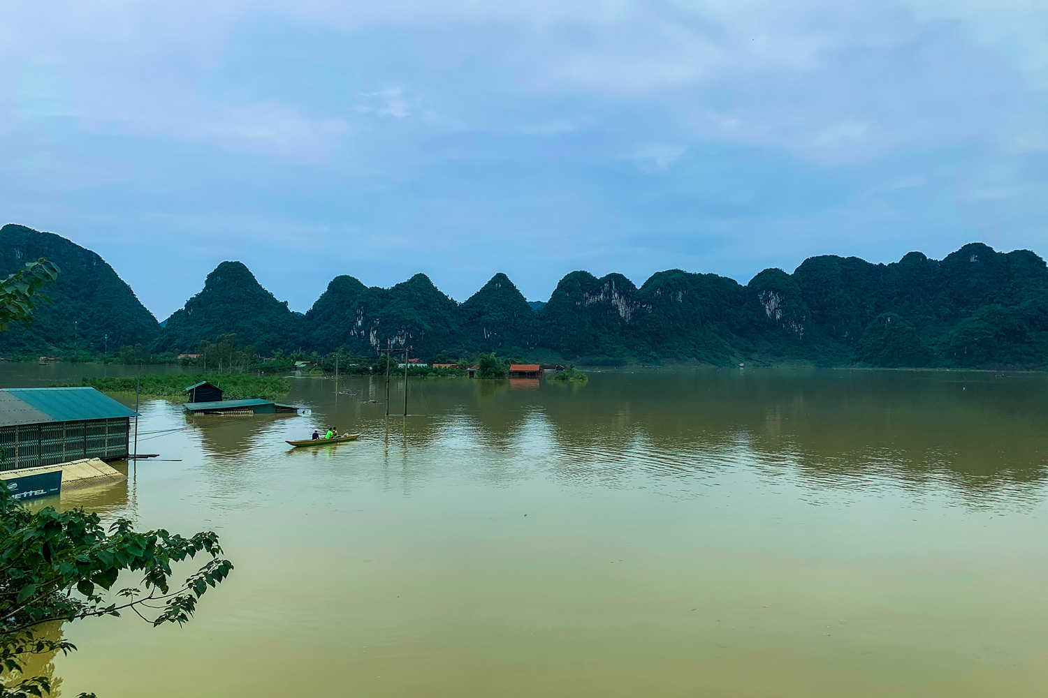 Khung cảnh ngập nước cả một vùng tại làng Tân Hóa vào mùa mưa