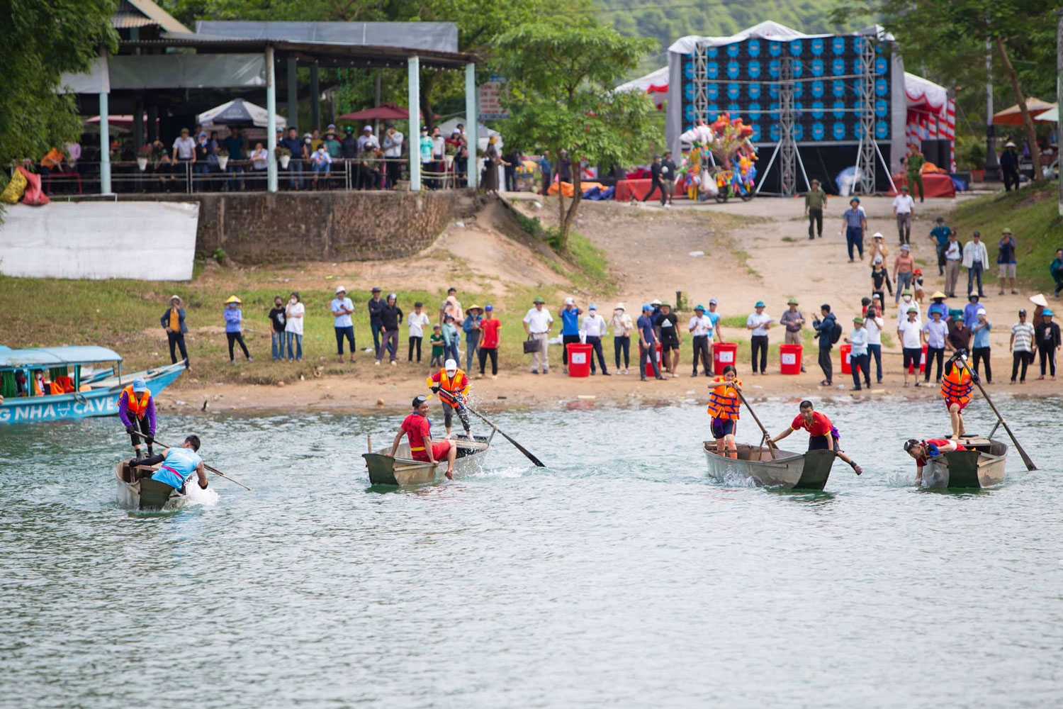 Các đội chơi sẽ chèo thuyền ra giữa dòng sông Son để bắt cho mình những chú cá trắm to khỏe nhất.