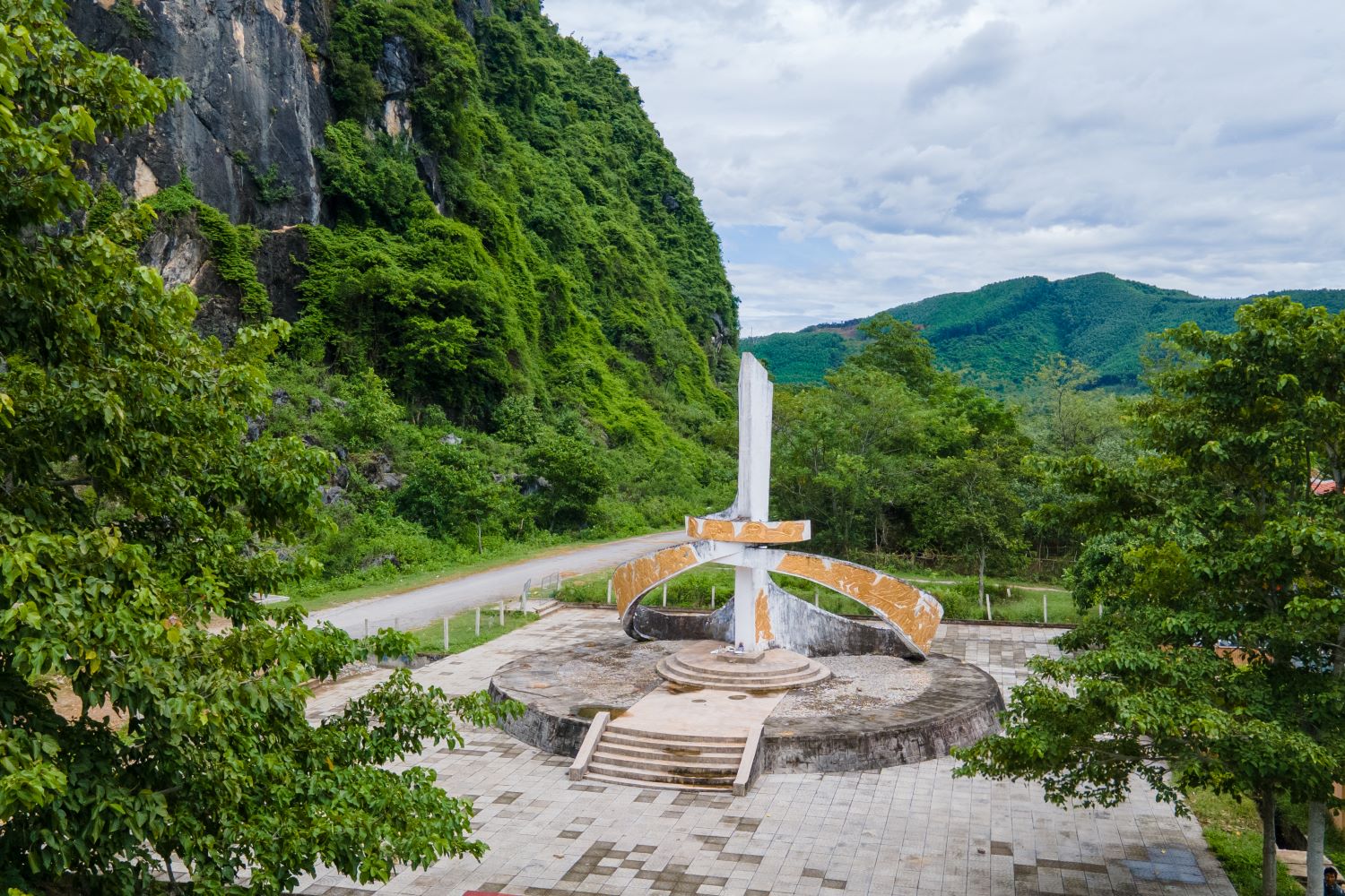 Đài tưởng niệm được xây dựng tại bến phà Xuân Sơn.