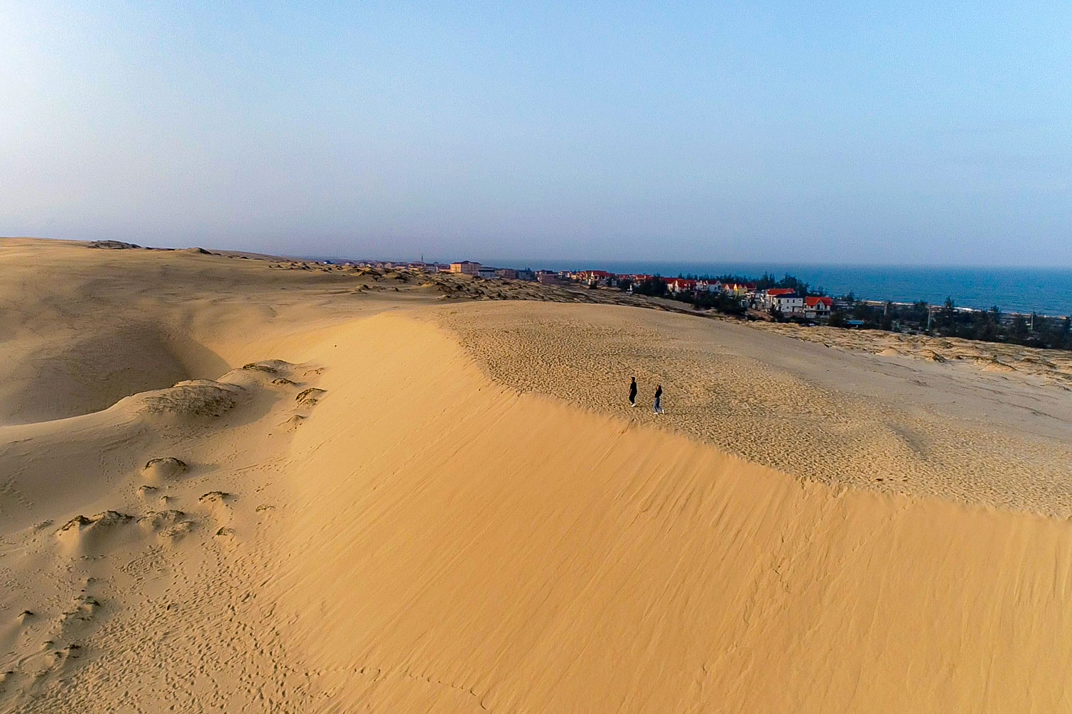 Đồi cát Quang Phú là một trong những đồi cát cao, rộng trùng điệp du khách có thể thử trò trượt cát, đi xe địa hình trên cát