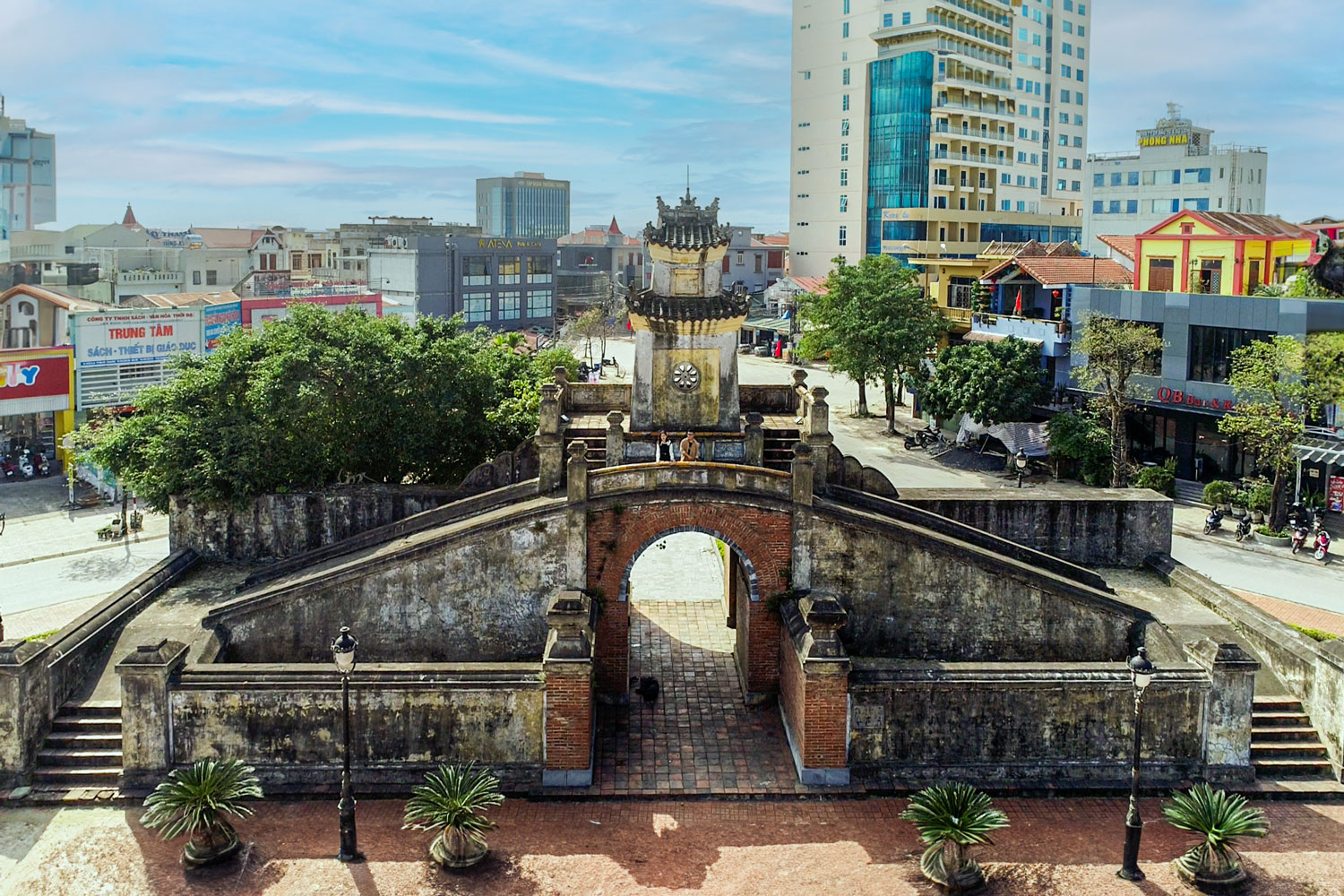 Quảng Bình Quan - Cánh cổng thành kiên cố của được xây dựng từ thời Chúa Nguyễn.