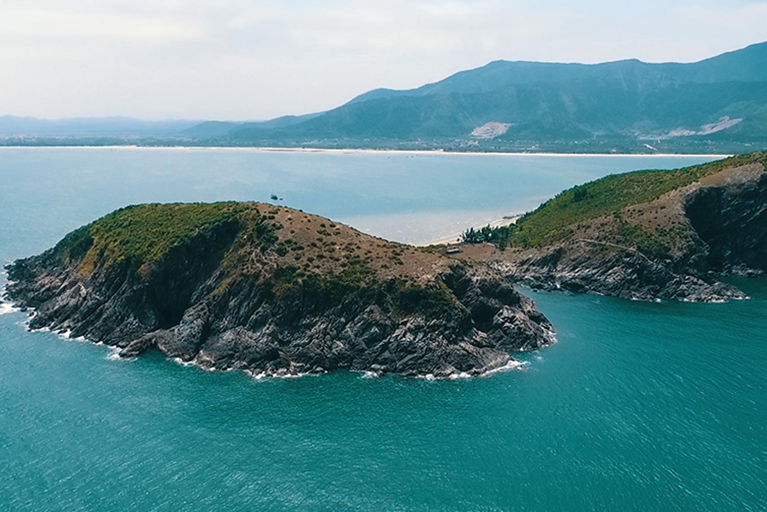 Đảo Yến nằm xa xa đối diện nơi Bác Giáp yên nghỉ.