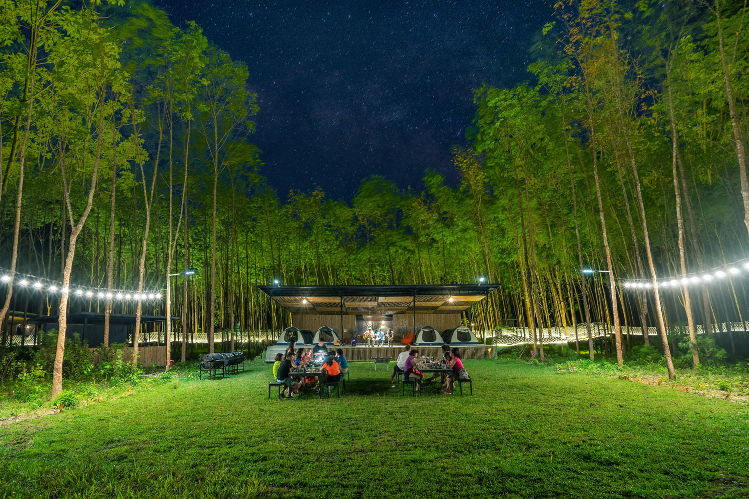 Hoạt động tiệc nướng tối ngoài trời tại khu cắm trại đa năng Blue Diamond Camp. 