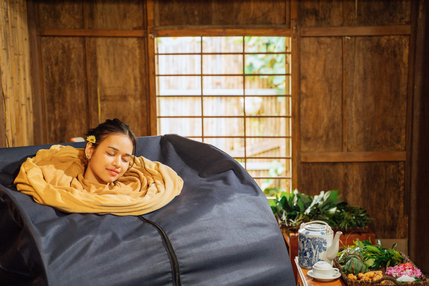 Nhà sauna với hoạt động xông hơi thảo mộc với những nguyên liệu được hái từ vườn nhà.