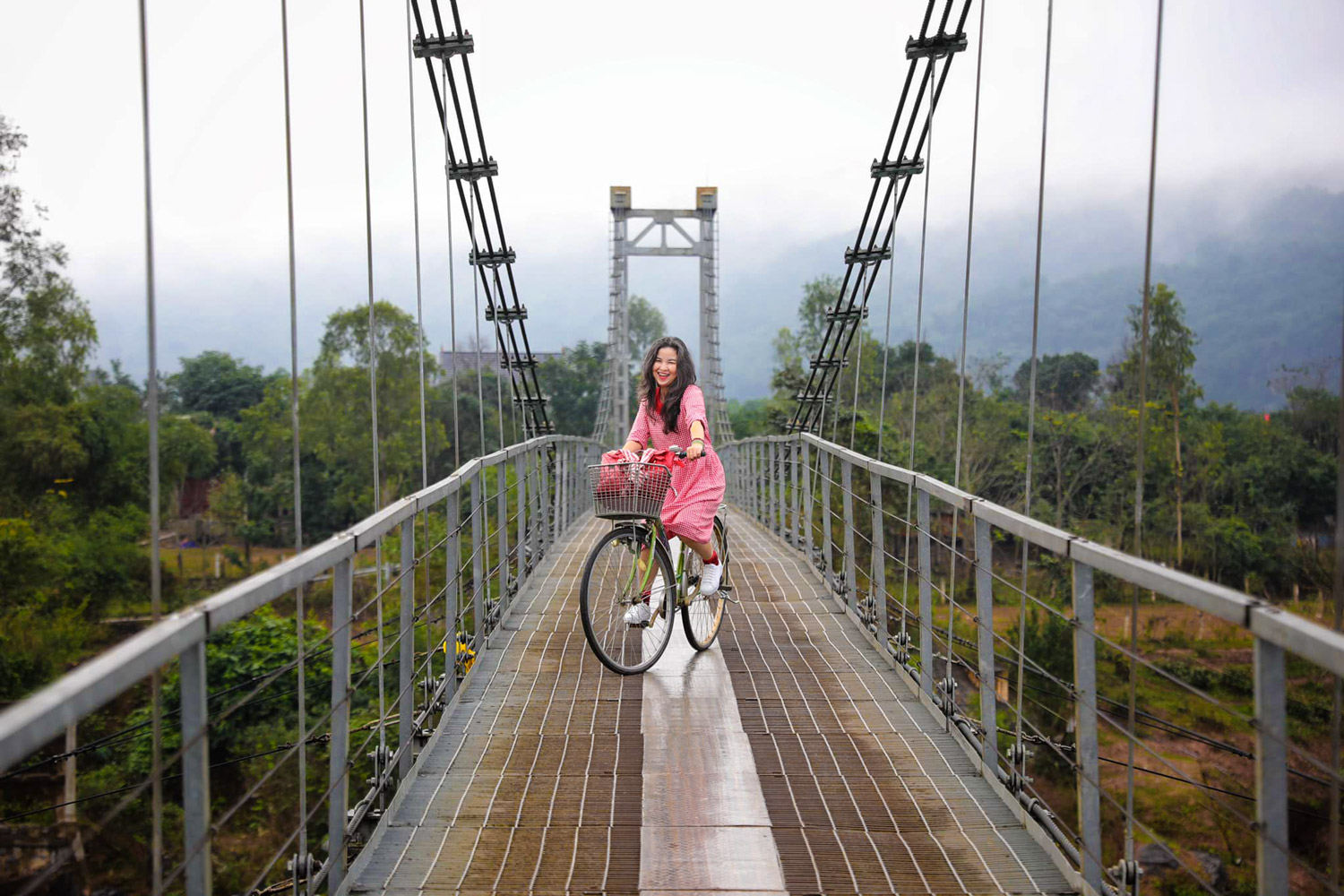 Đạp xe dạo quanh làng Chày qua những chiếc cầu treo xinh đẹp.