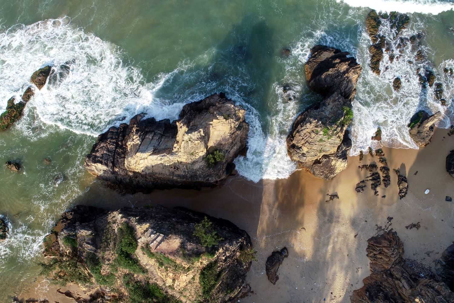 Bãi biển Đá nhảy bờ biển với các hình thái đá độc đáo.