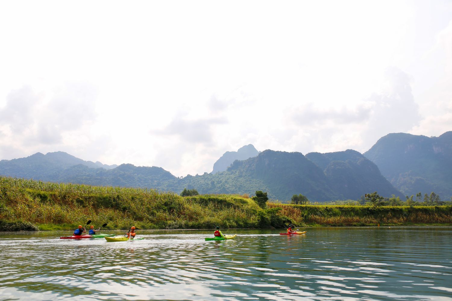 Chèo kayak trên sông Son tại Chày Lập Farmstay là một hoạt động không thể bỏ qua khi ghé thăm Phong Nha.