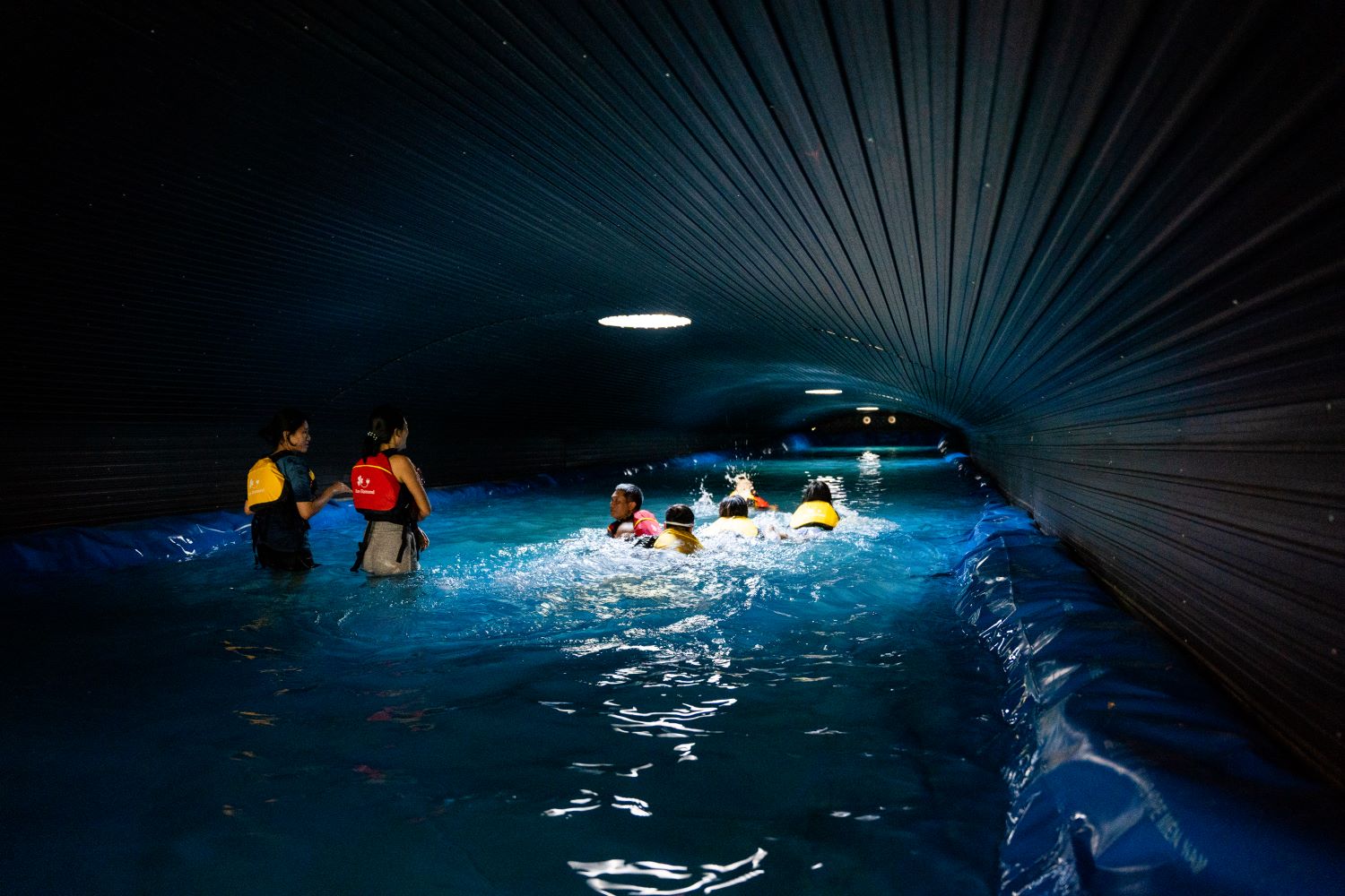 Hồ bơi ngầm mô phỏng các dòng suối trong các hang ngầm.