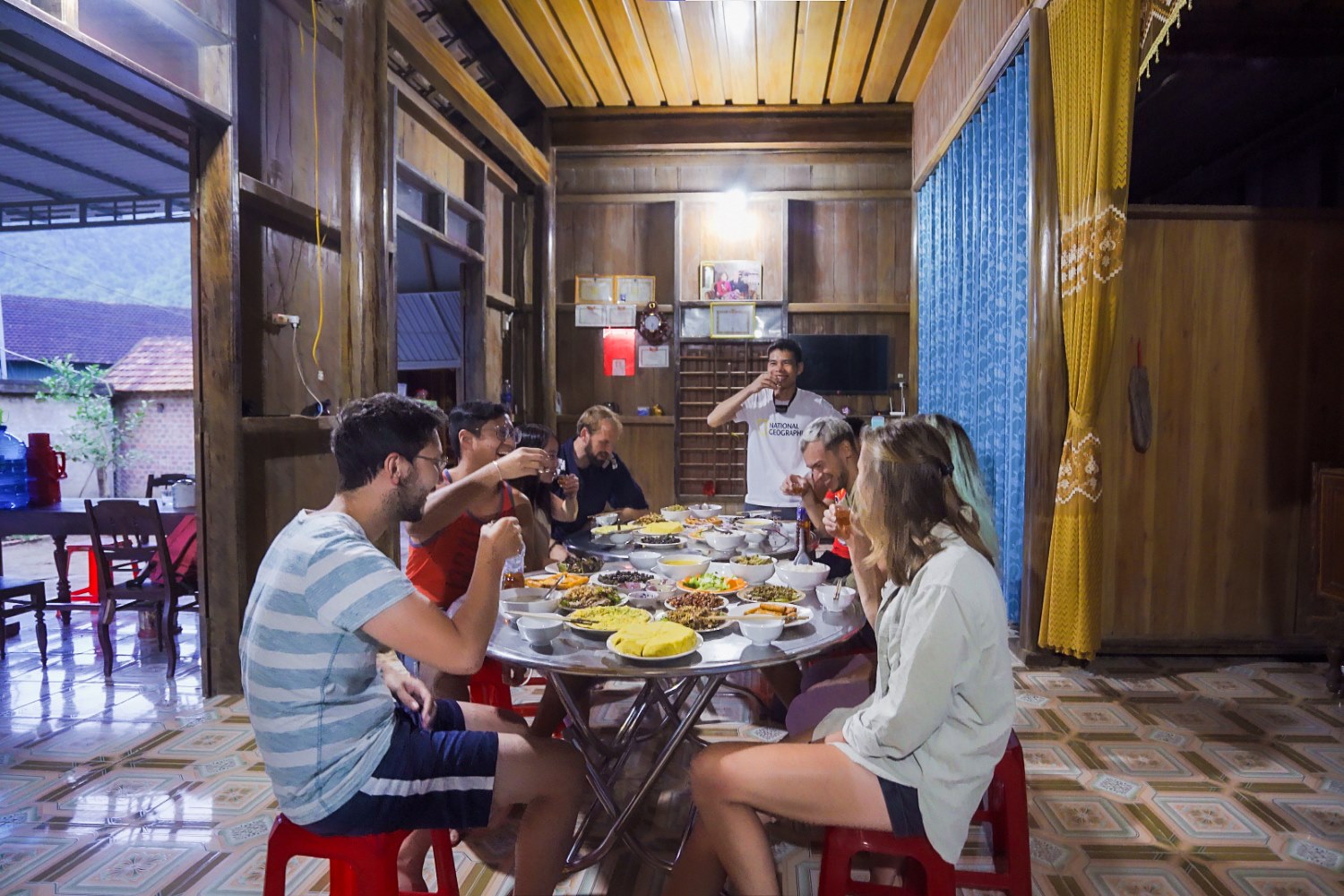 Ăn tối nhà dân, hoạt động du lịch giúp du khách có cơ hội được khám phá thêm đời sống của người dân địa phương làng Tân Hóa.