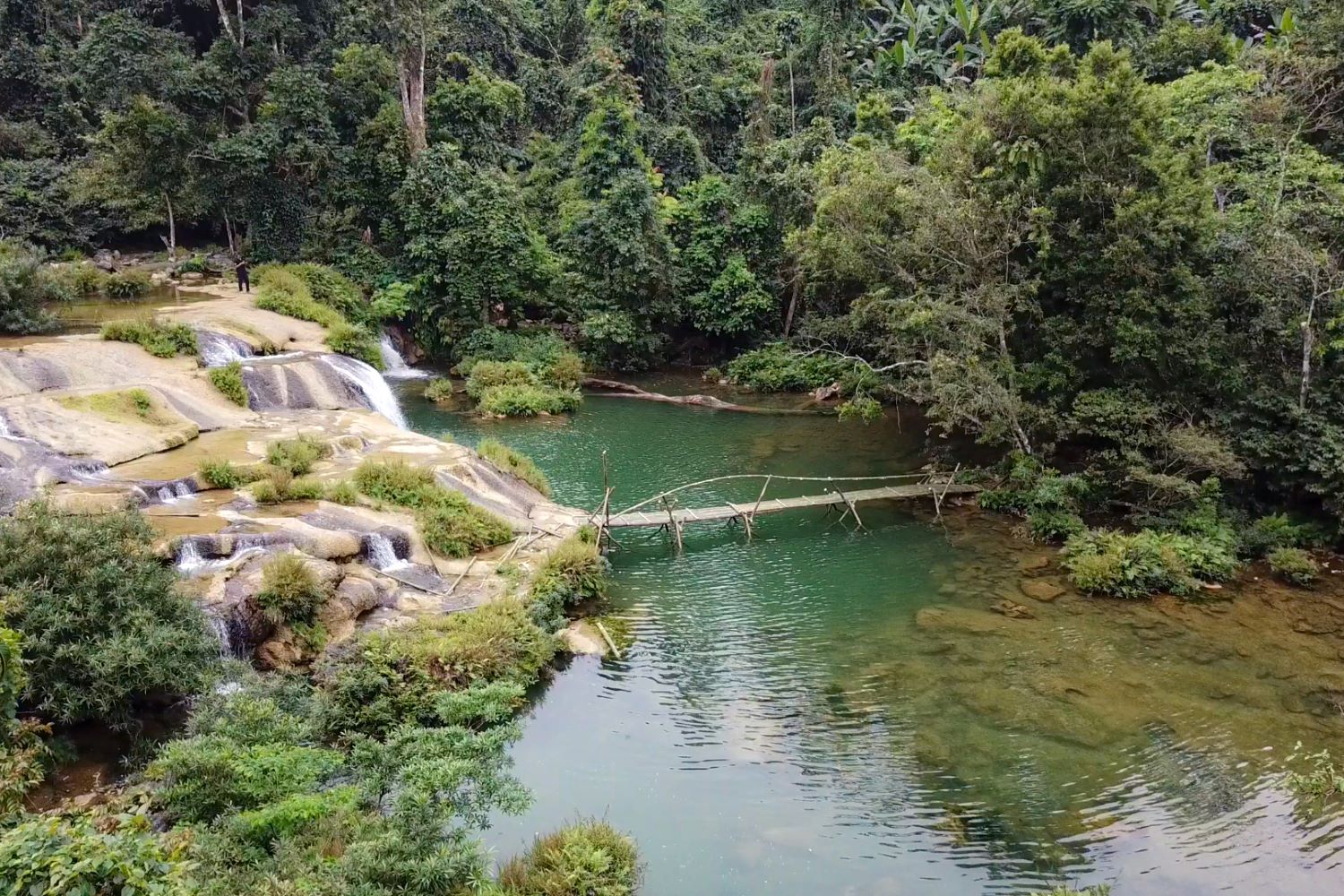 Thác Mơ Minh Hóa nằm trong vùng đệm của vườn Quốc gia Phong Nha Kẻ Bàng với khung cảnh hoang sơ và thơ mộng.