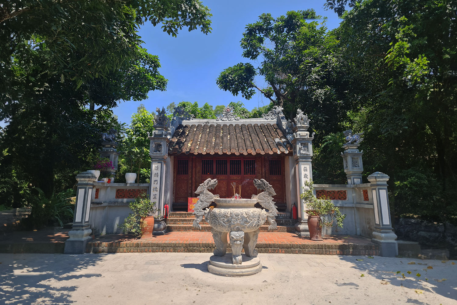 Không gian yên bình và thiêng liêng của đền thờ Mẫu Liễu Hạnh ở Quảng Trạch.