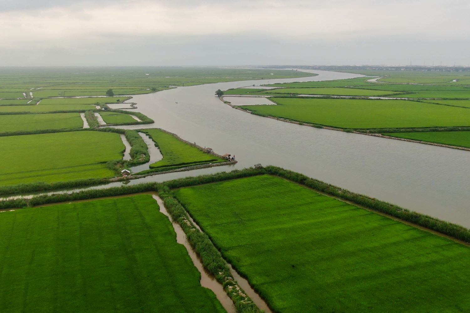 Phá Hạc Hải thuận lợi cho phát triển thủy sản và du lịch.