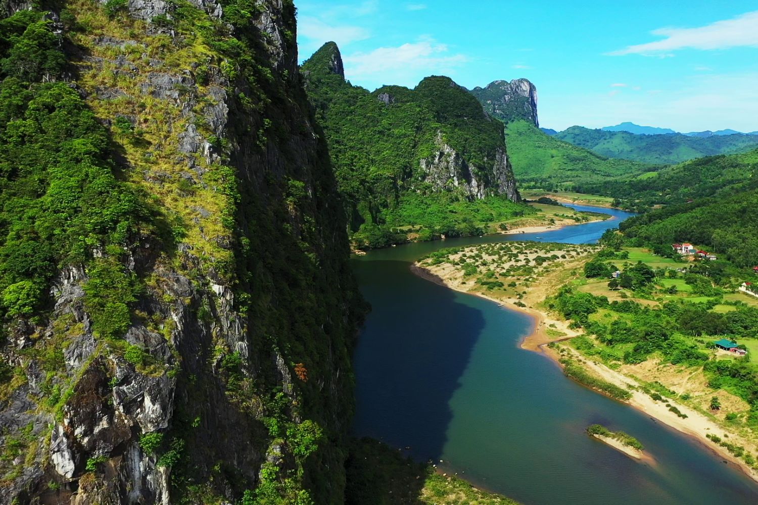 Quang cảnh Hồ An Mã hùng vĩ hoang sơ.
