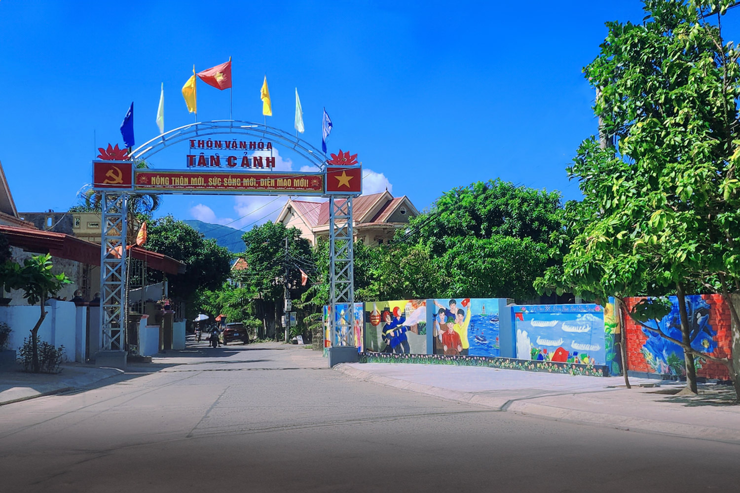 Cổng Thôn Văn hóa Tân Cảnh nơi đi đến làng bích họa Cảnh Dương