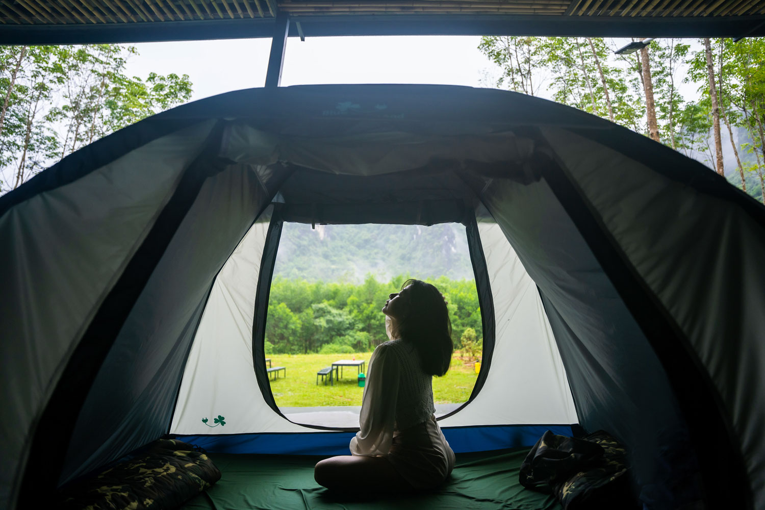 Mỗi khu nhà cắm trại sẽ có đầy đủ lều ngủ, du khách không cần lo ngại nắng mưa.