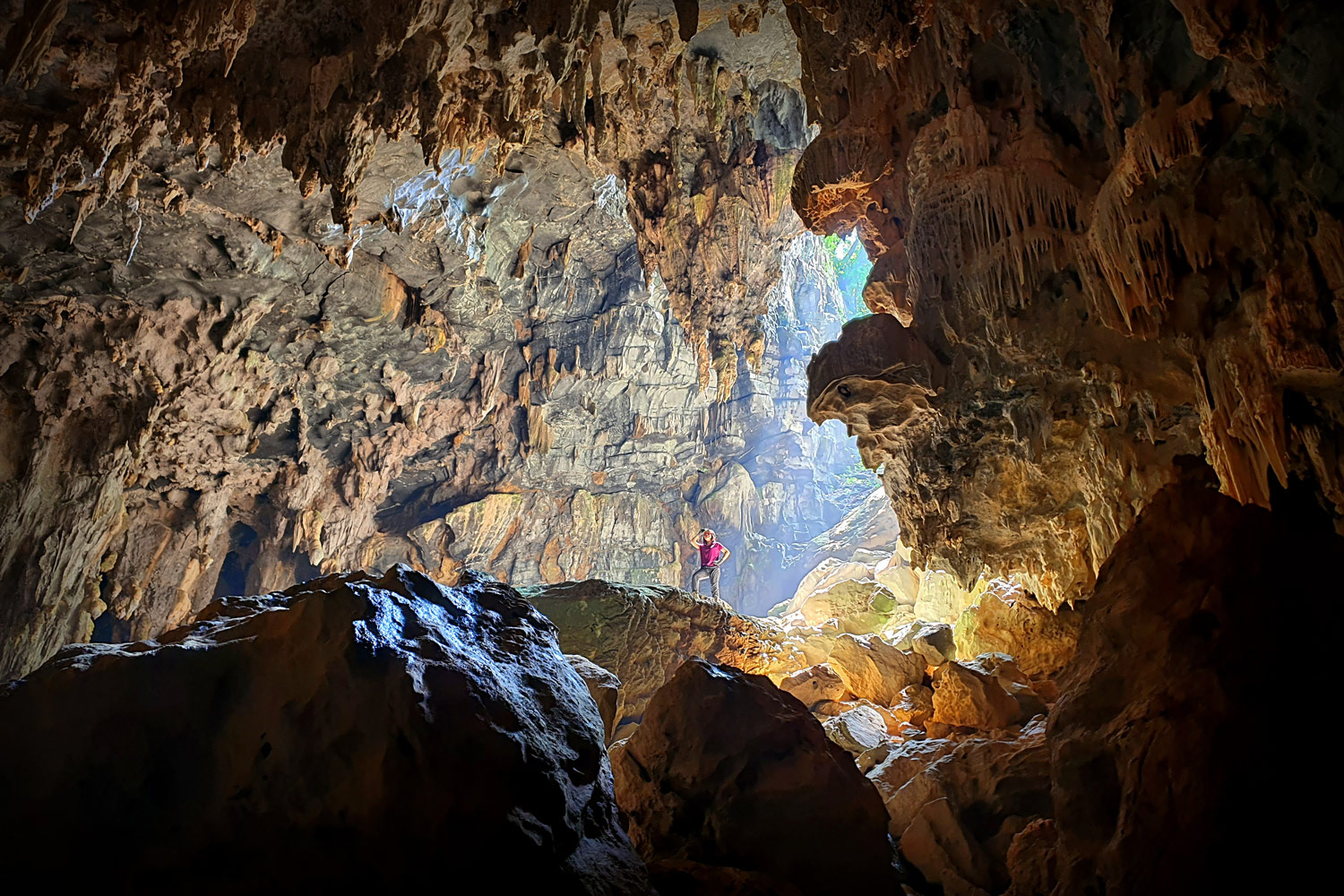 Vào mùa thu, rất nhiều du khách chọn thám hiểm các hang khô trong Hệ thống Hang động Tú Làn.