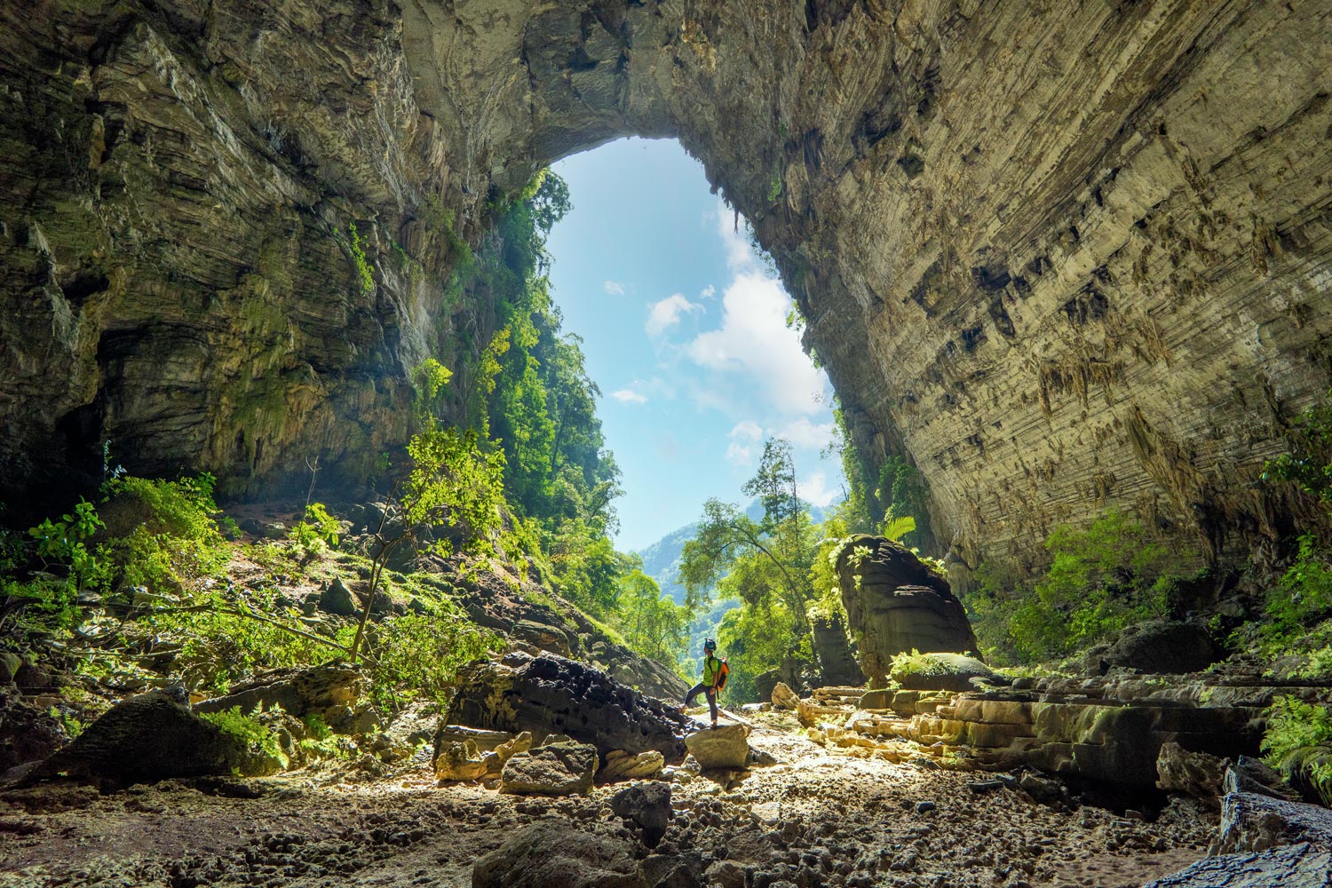 Đến Quảng Bình, bạn không thể bỏ lỡ hành trình trekking và khám phá hệ thống hang động Tú Làn cùng Oxalis Adventure.