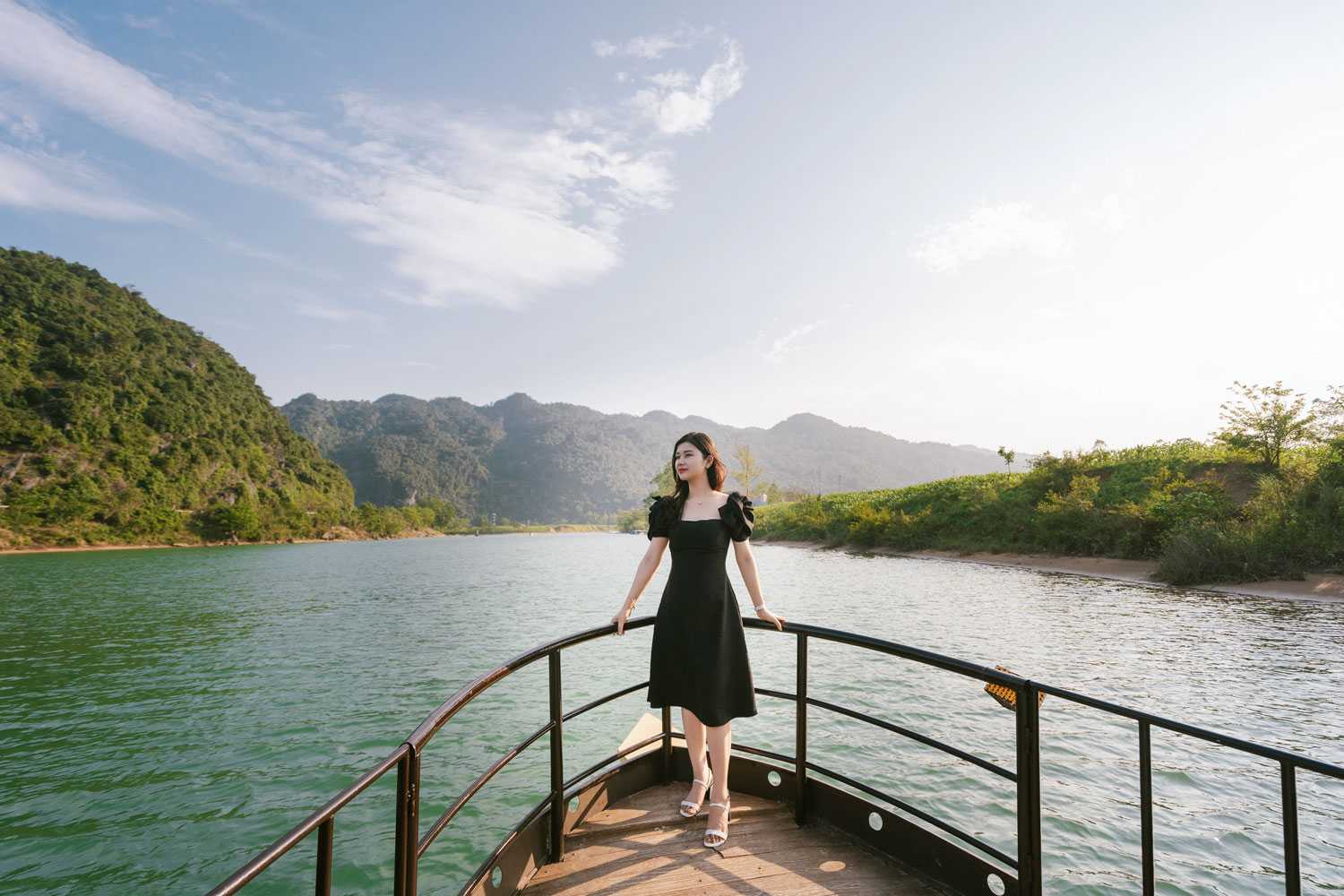 Trải nghiệm du thuyền trên sông Chày, nhìn ngắm khung cảnh làng quê Phong Nha.