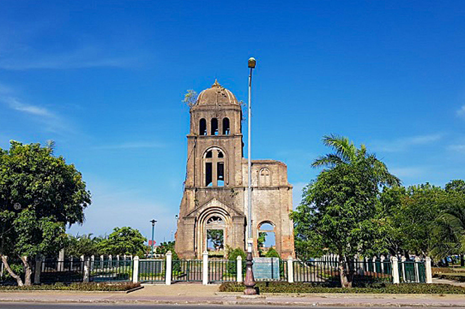 Chứng tích nhà thờ Tam Tòa còn sót lại sau chiến tranh.