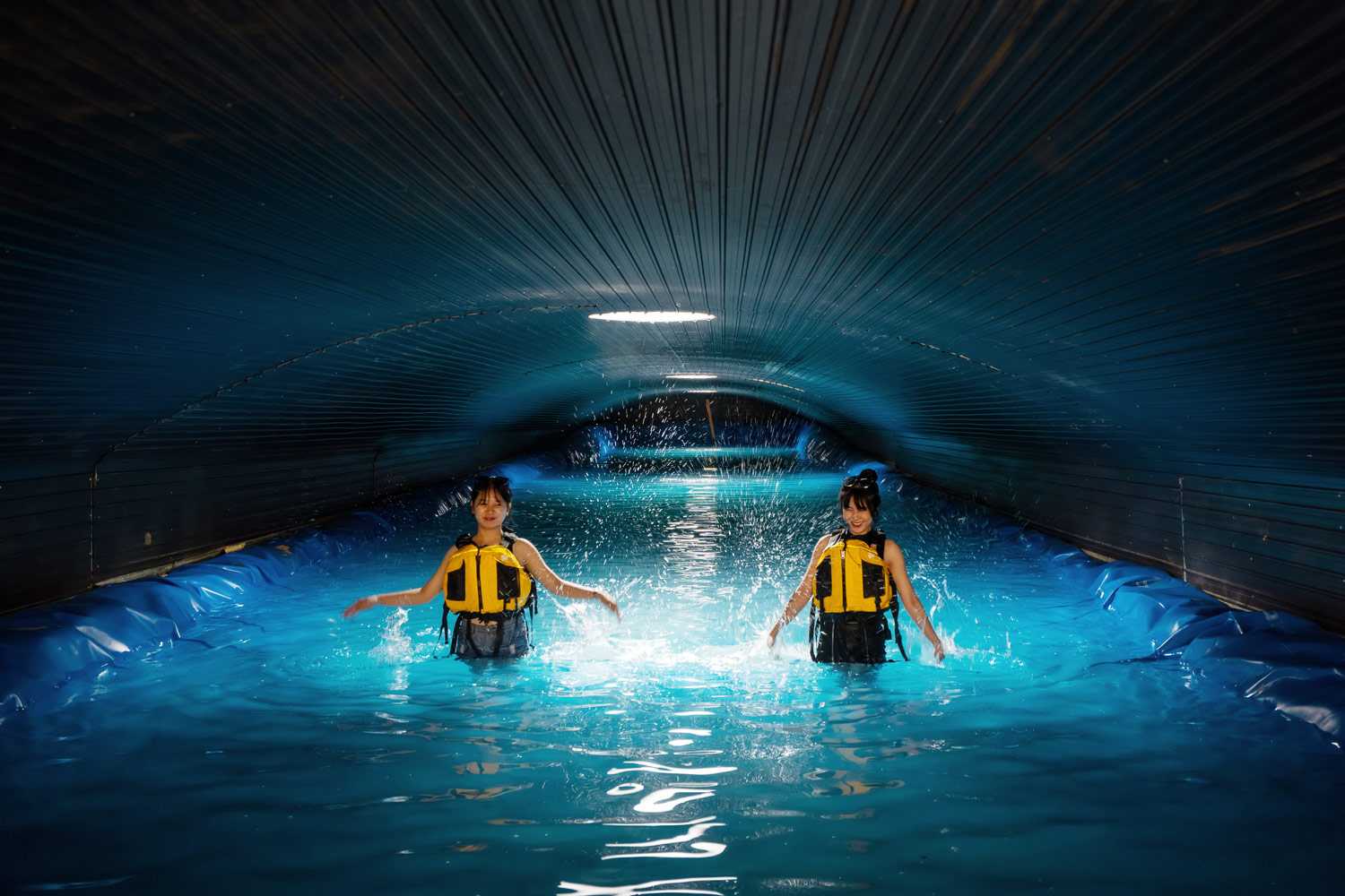 Hồ bơi ngầm tại Blue Diamond Camp luôn rất mát lạnh, thích hợp để giải nhiệt cho những ai yêu thích bơi lội.