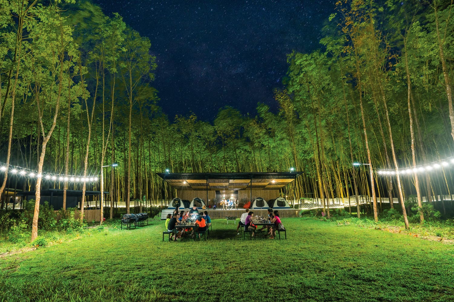 Cắm trại qua đêm và ăn tối tại Blue Diamond Camp.