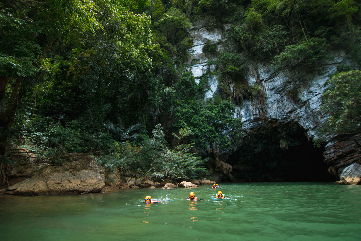Trải nghiệm bơi sông độc đáo tại những tour khám phá Tú Làn.