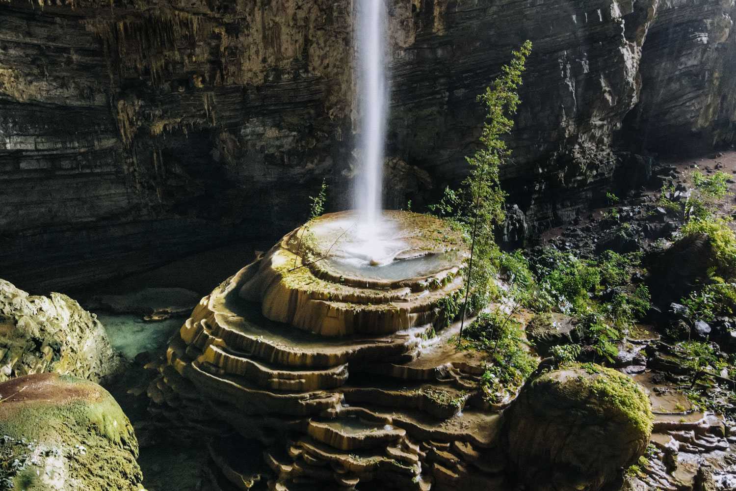 Mùa thu là dịp để du khách chứng kiến khung cảnh thác nước từ trần Hang Tiên đổ xuống.