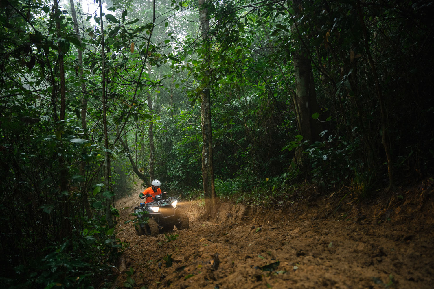 Trải nghiệm lái xe ATV khám phá rừng Lim.
