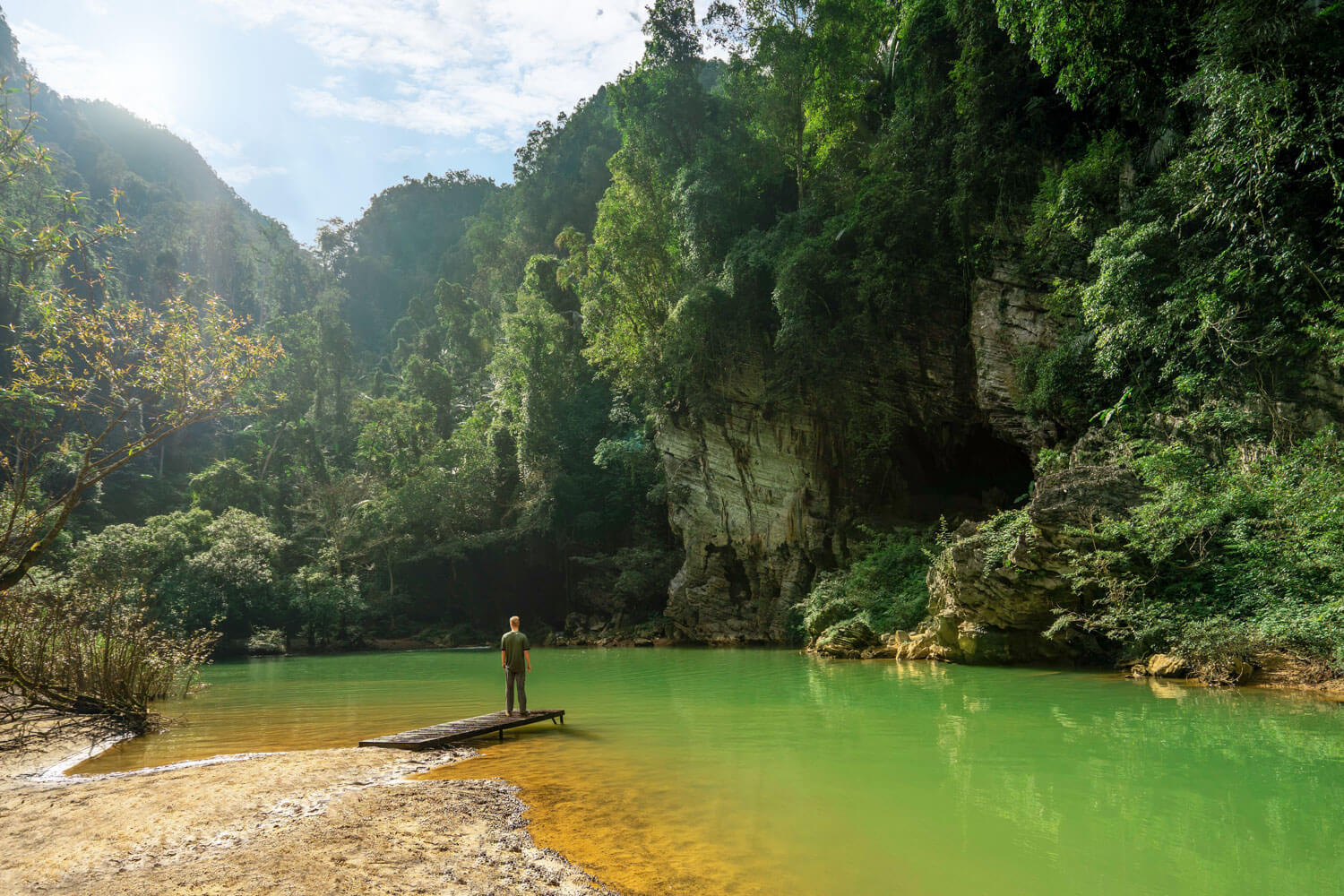Thung lũng Tổ Mộ - nơi du khách sẽ cắm trại khi tham gia các tour thám hiểm Tú Làn.