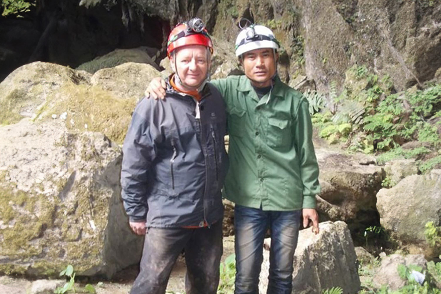Ông Hồ Khanh cùng chuyên gia Howard Limbert trong chuyến đi rừng năm 2014.