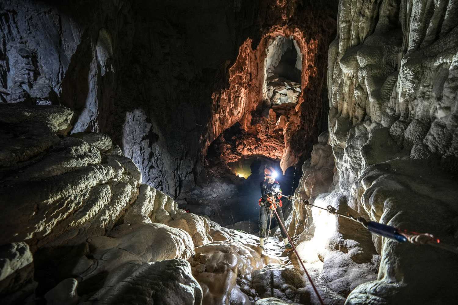 Trở thành “nhà thám hiểm” hang động thực thụ với các thiết bị chuyên dụng.