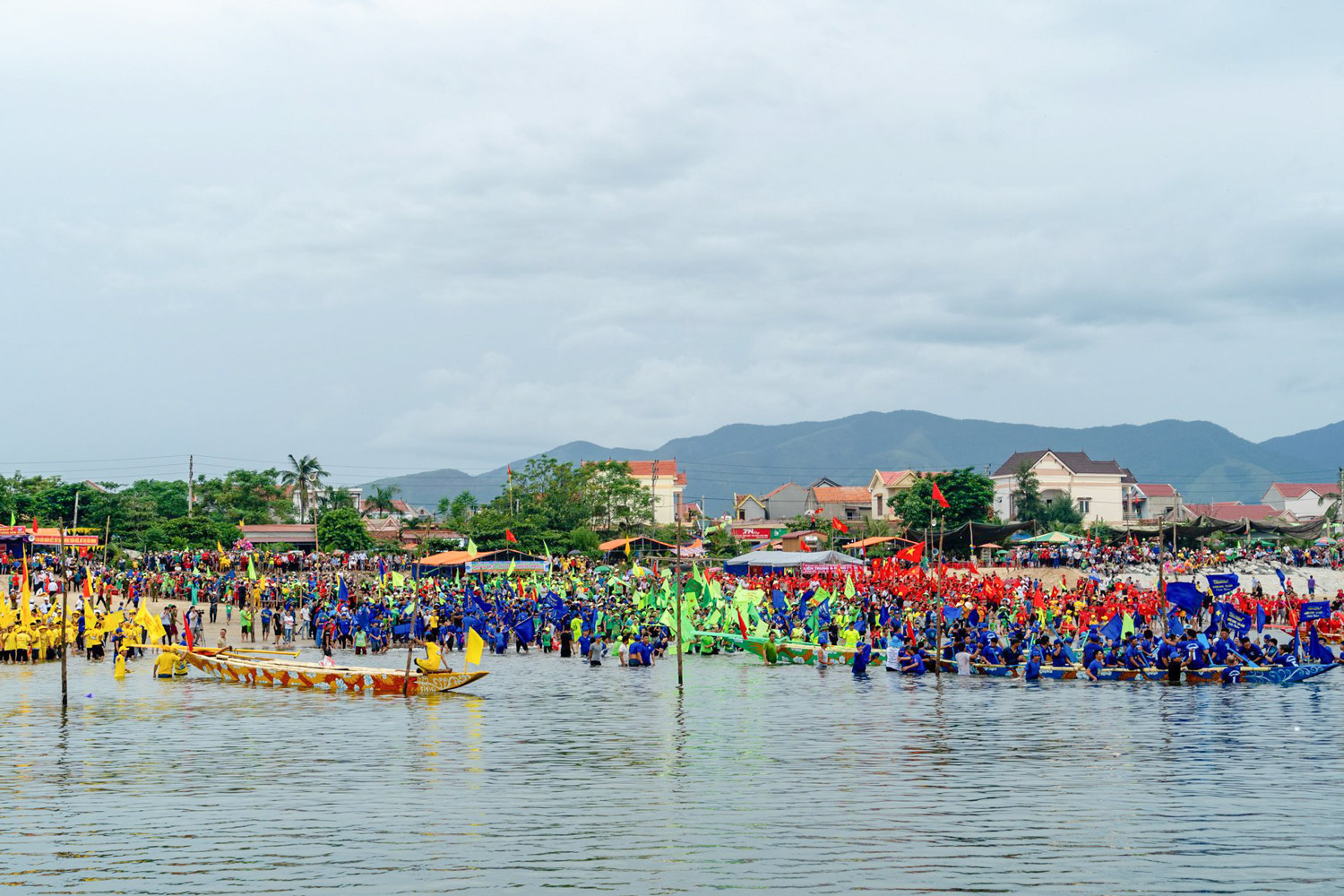 Nô nức lễ hội đua thuyền truyền thống của làng.