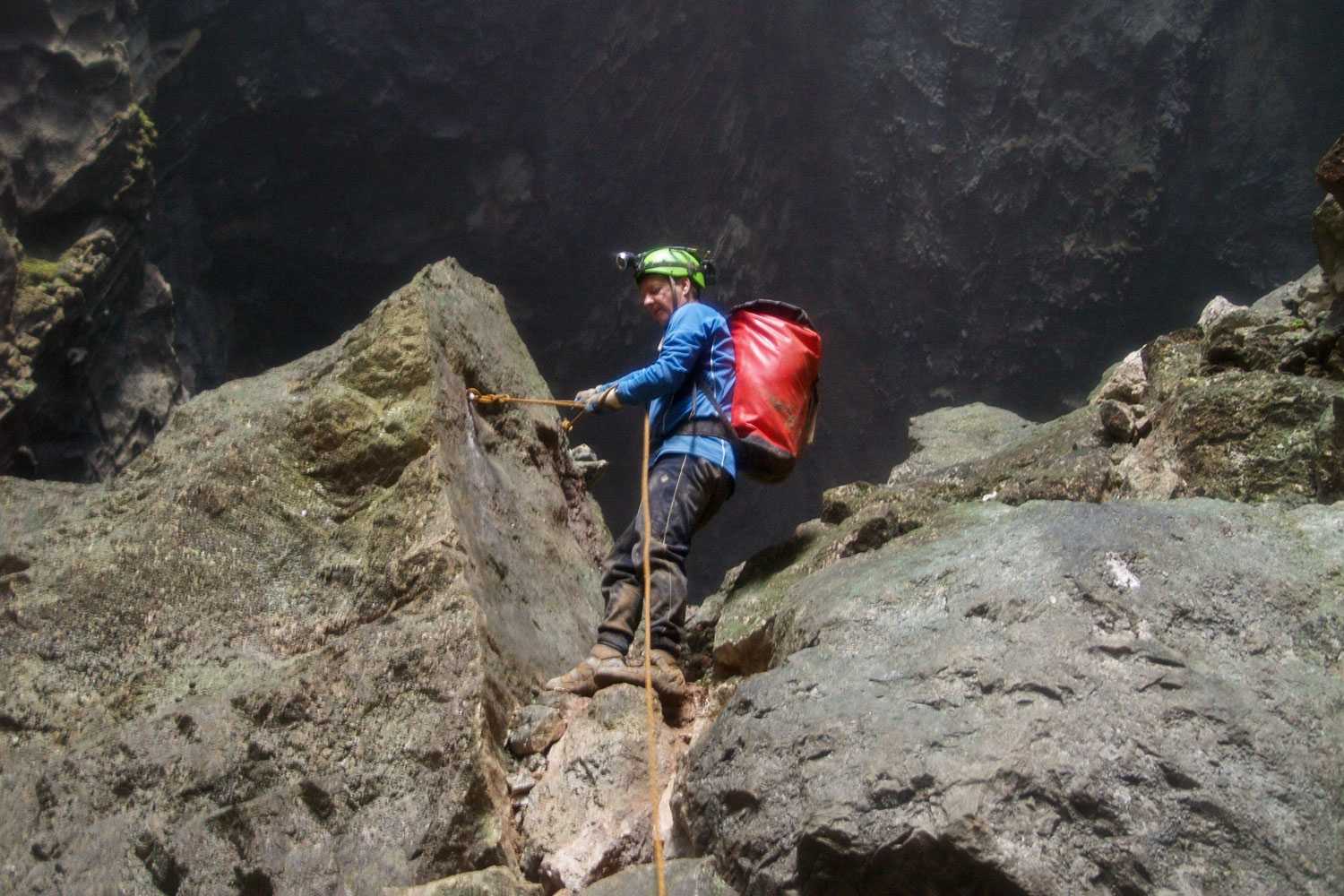 Hành trình hơn 30 năm thám hiểm hang động ở Quảng Bình của Howard Limbert.
