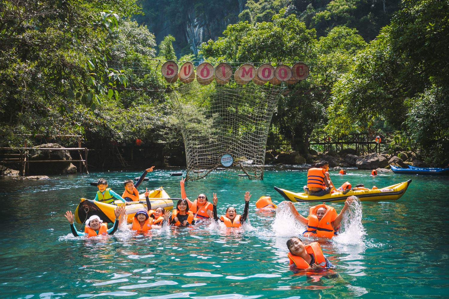 Du khách có thể tham gia các trò chơi dưới nước tại suối nước Moọc.