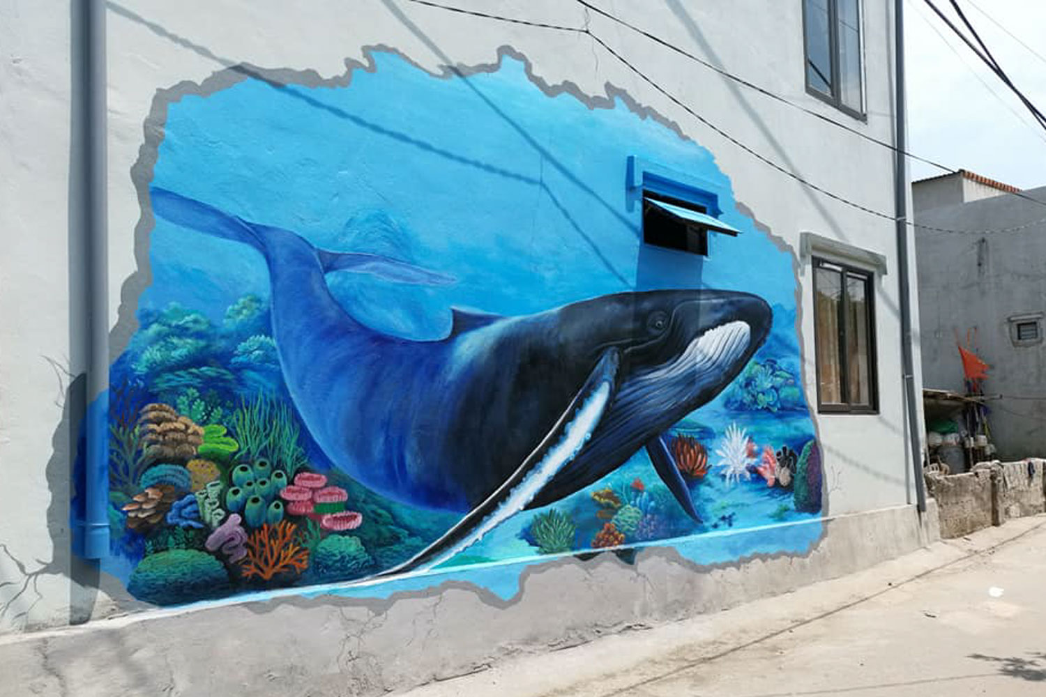 Bức tranh cá voi - Cảnh Dương còn được xem là “làng cá voi” với tục thờ thần biển, thờ cá voi.